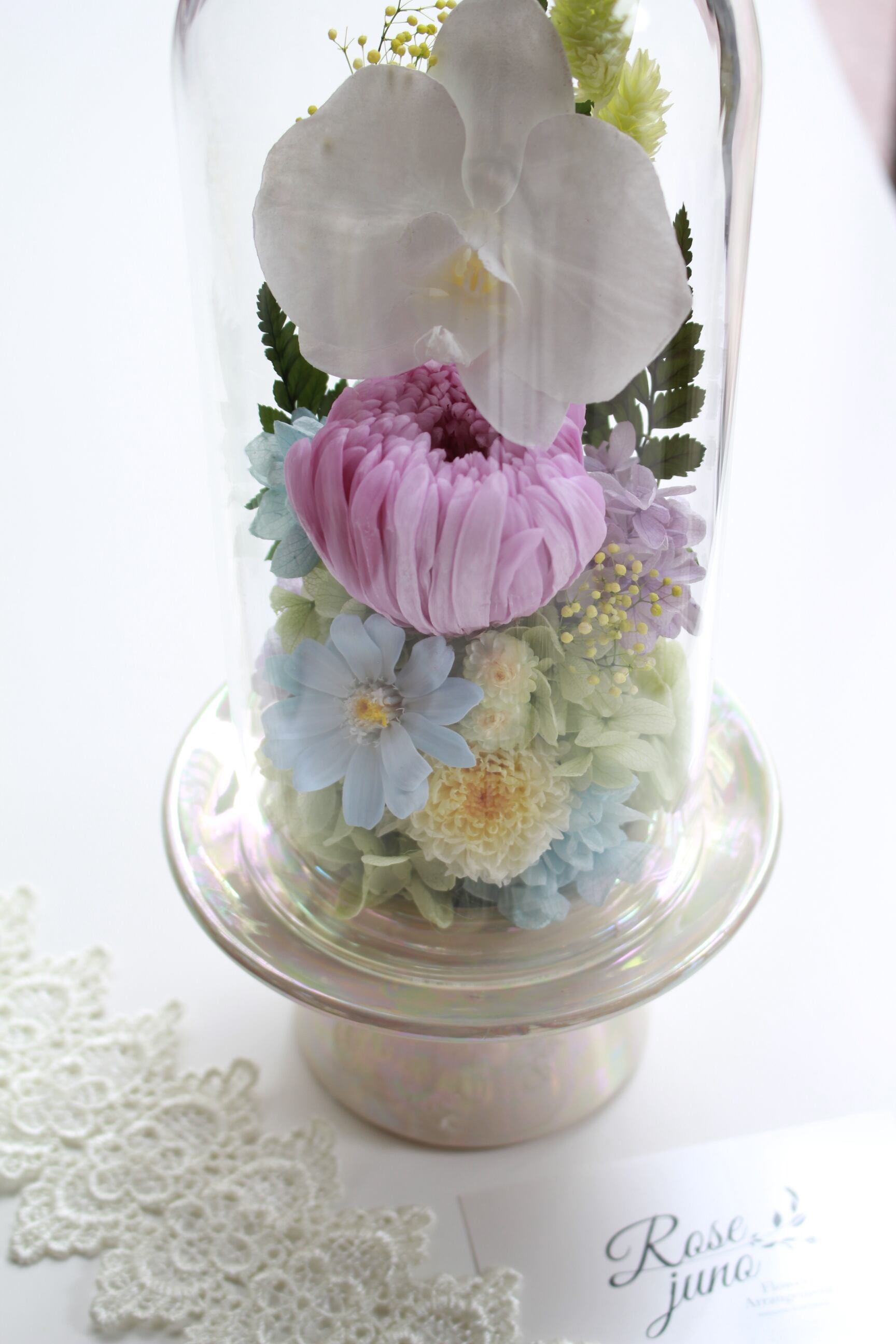 お供え花　仏花　ブルーダリア　白赤胡蝶蘭　百合　造花アレンジ お供え花 仏花 ブルーダリア 白赤胡蝶蘭 百合 造花アレンジ 【公式通販】