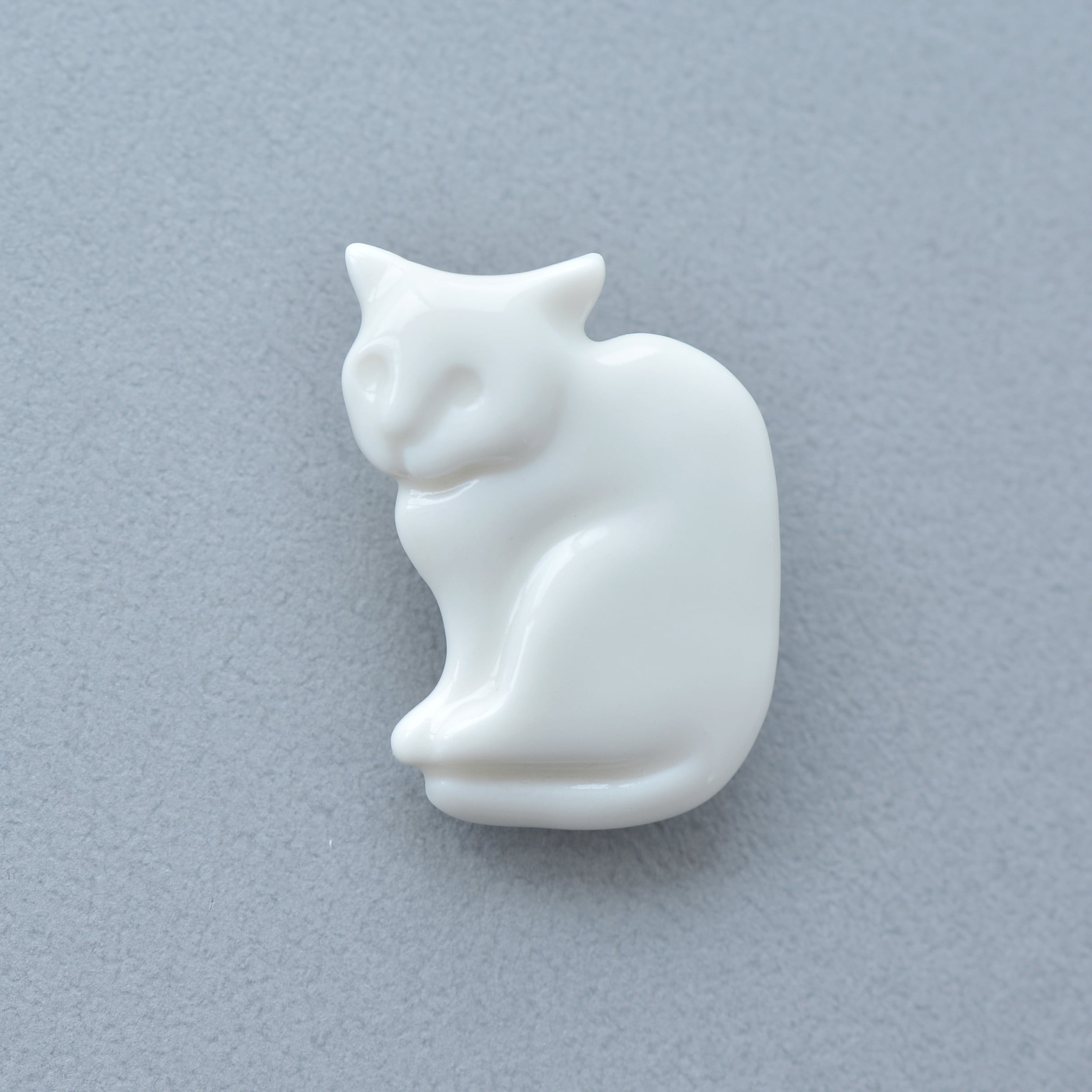 白磁の猫ブローチ