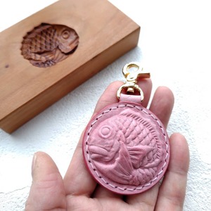 サクラ色の丸鯛くんのキーホルダー（アラスカベリー×ピンクステッチ）