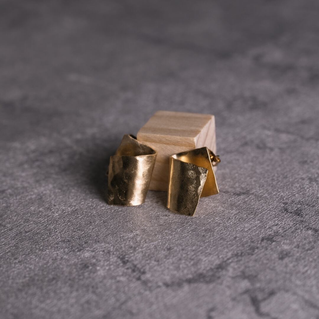 スタッドピアス｜hanbunco 槌目仕上げ 〈無垢真鍮〉 | Sorelle .
