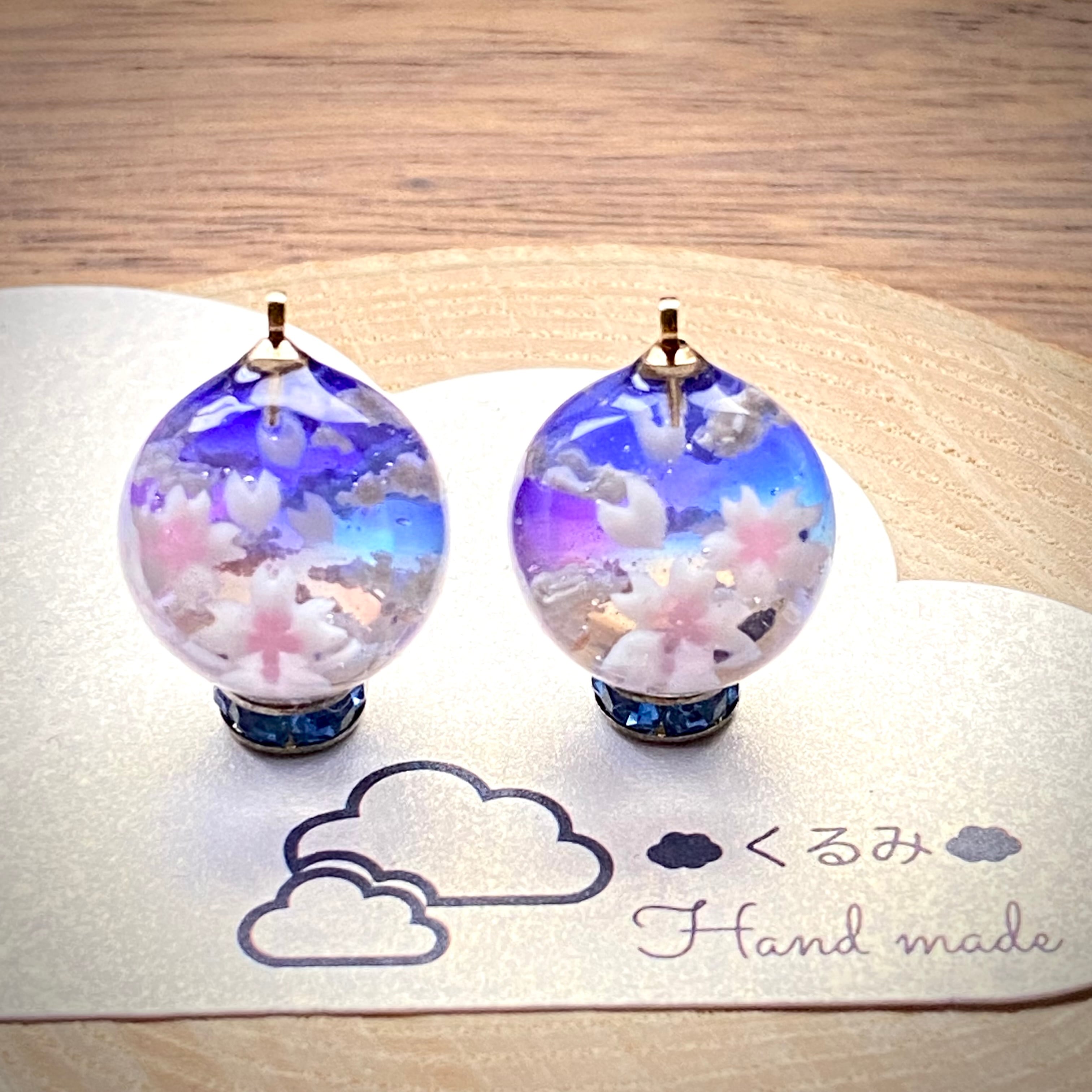 レジンピアス イヤリング 夕暮れ空に舞い散る桜 2割カット球体 15mm