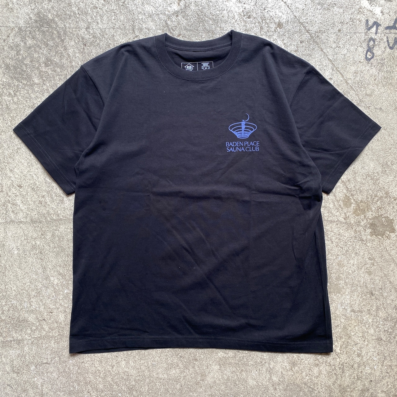 BADEN PLACE×RSB SAUNA CLUB S/S Tee BLACK