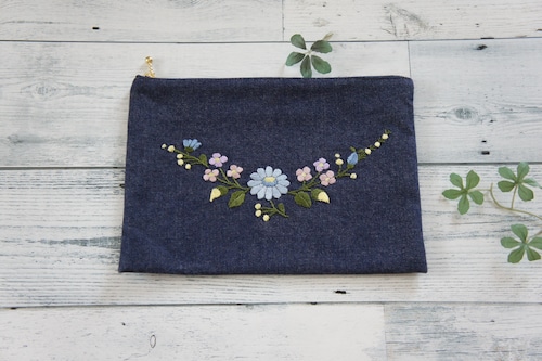 刺繍のぺたんこポーチ（デニム・クレッセント）L