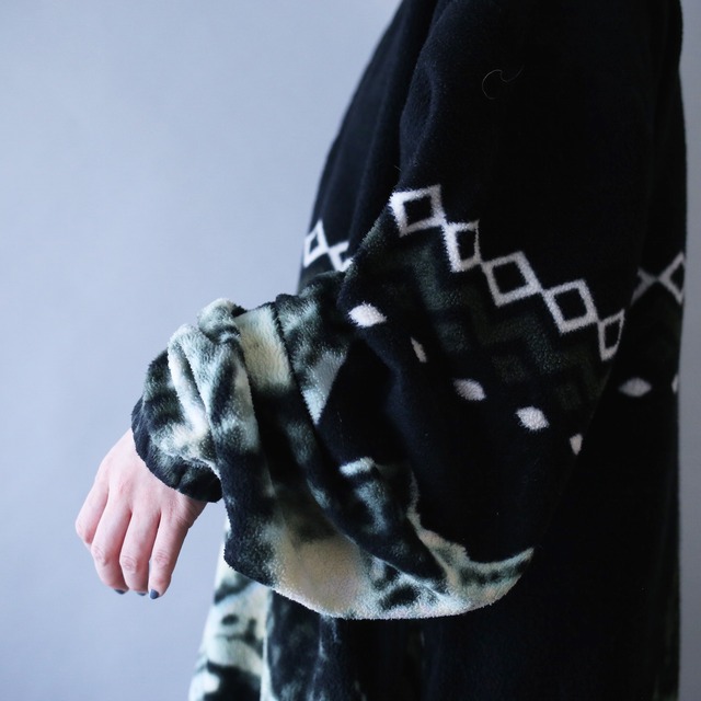 "狼" art graphic pattern over silhouette fleece jacket