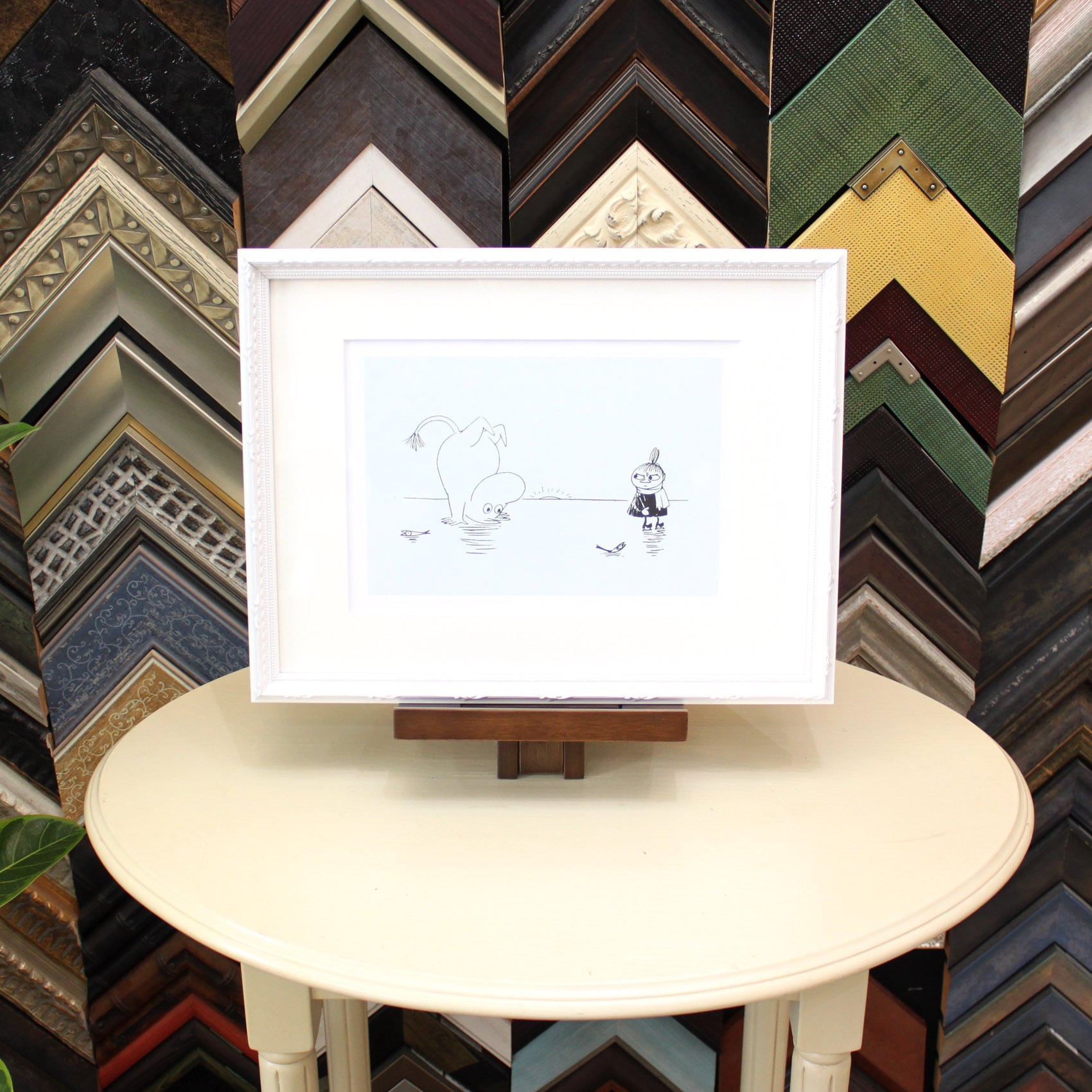 ムーミン 北欧 Postery「氷上のムーミンとリトルミイ」送料無料 フレーム 展示用フック付アートポスター 絵画 インテリア アート