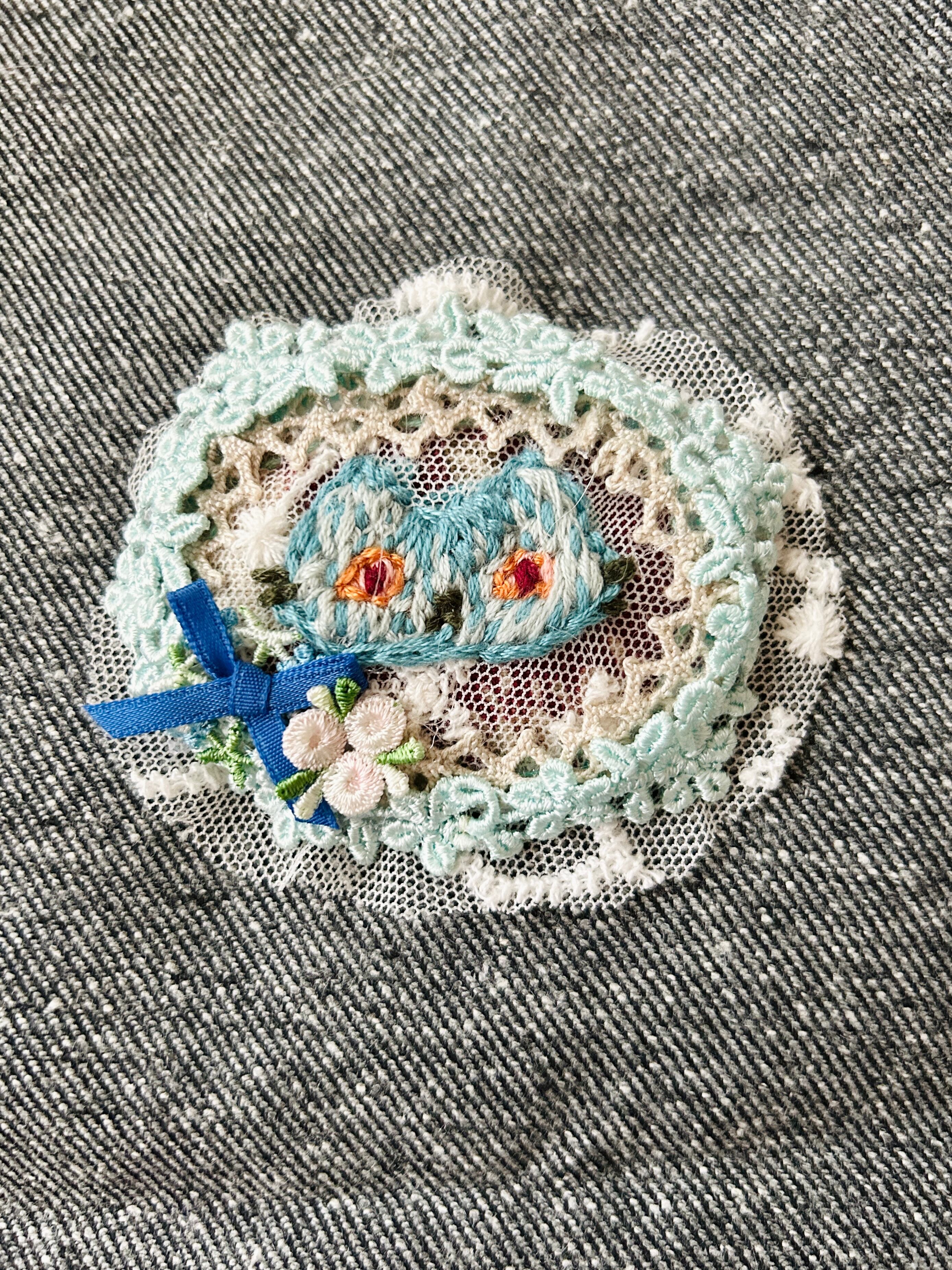 「青レースのベル」刺繍ブローチ：刺繍の森