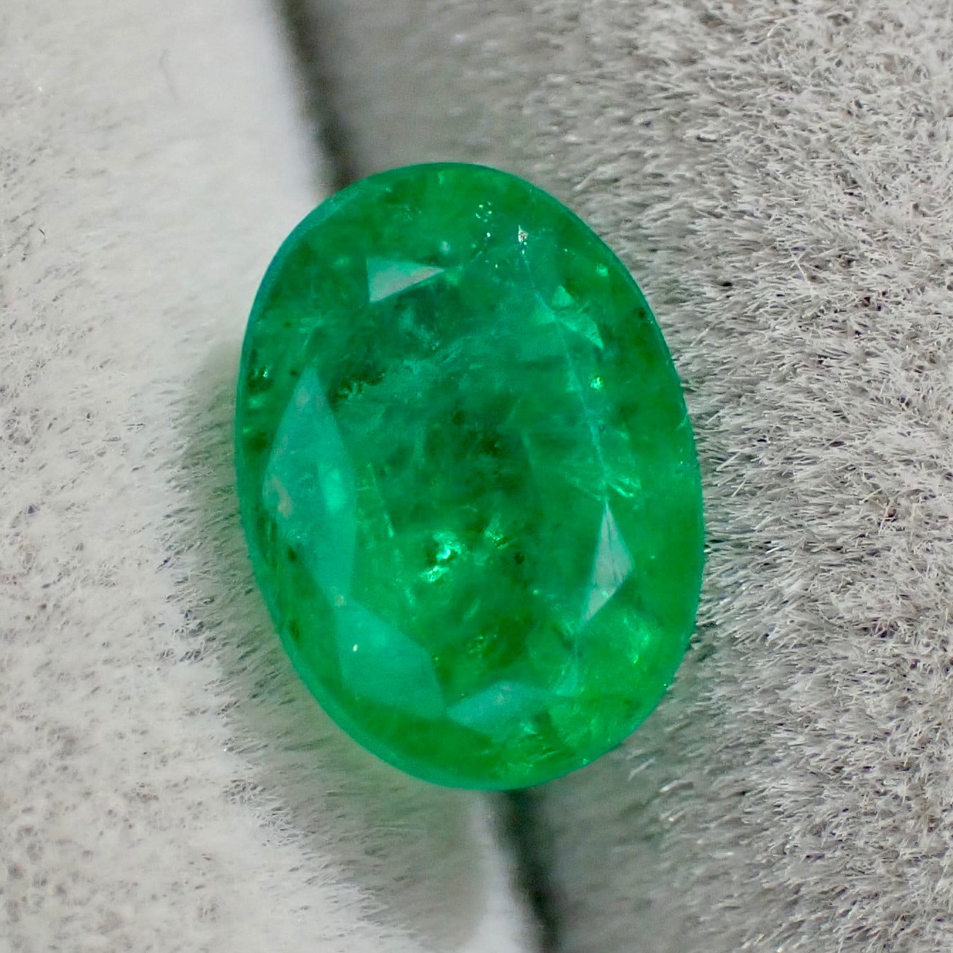超特大エメラルド 高品質 オーバルカット 置物 Emerald 6.8×4.9mm 0.77ct Zambia | One Loose