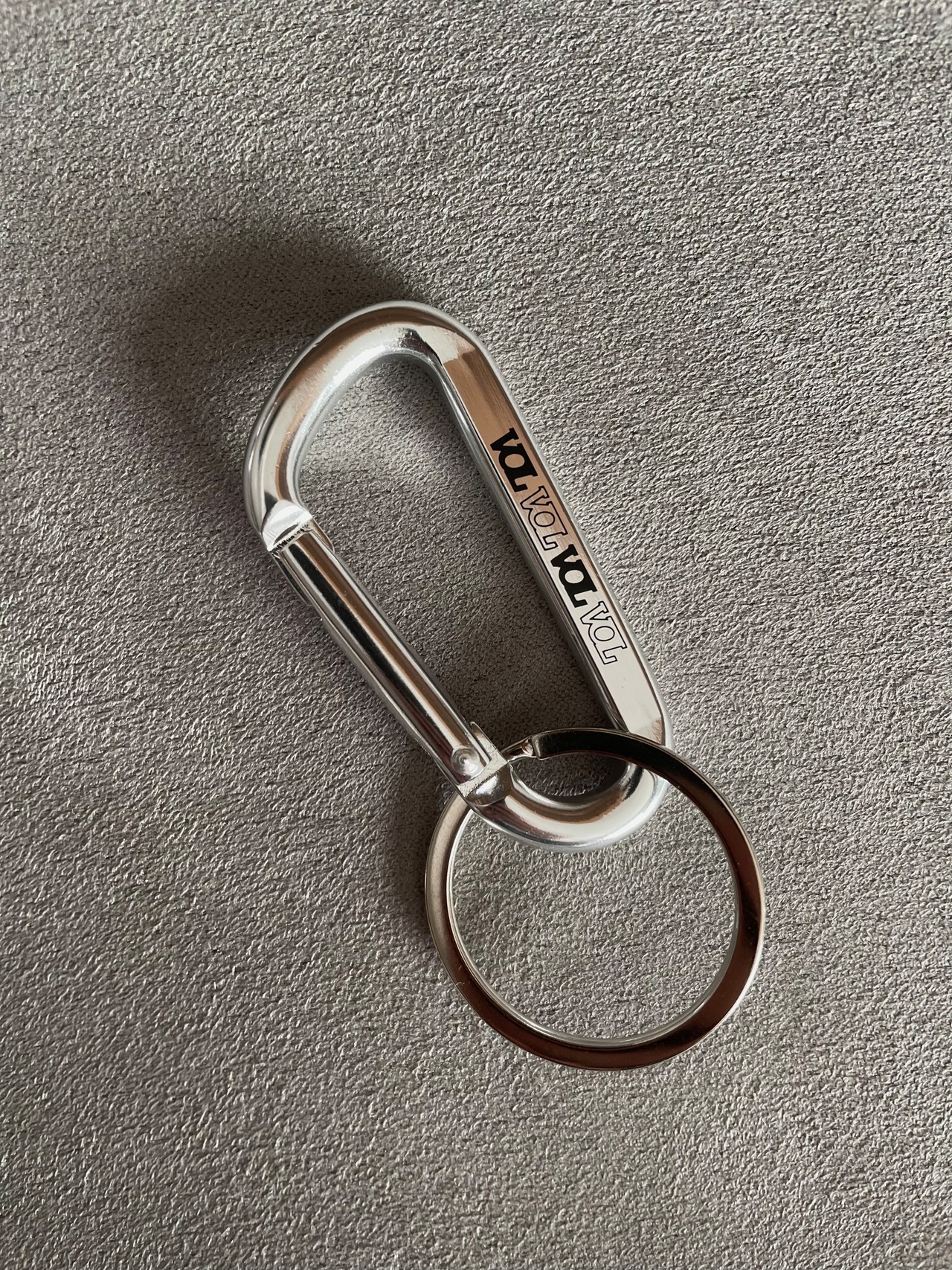 VOL. Carabiner