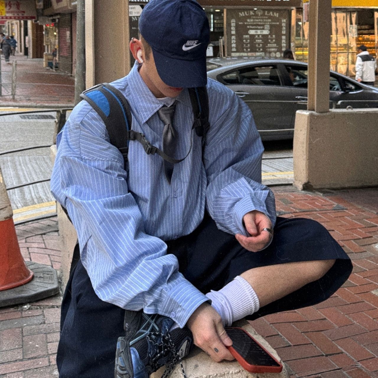 ピンストライプ落書きエンブレムライトブルーシャツ　1118