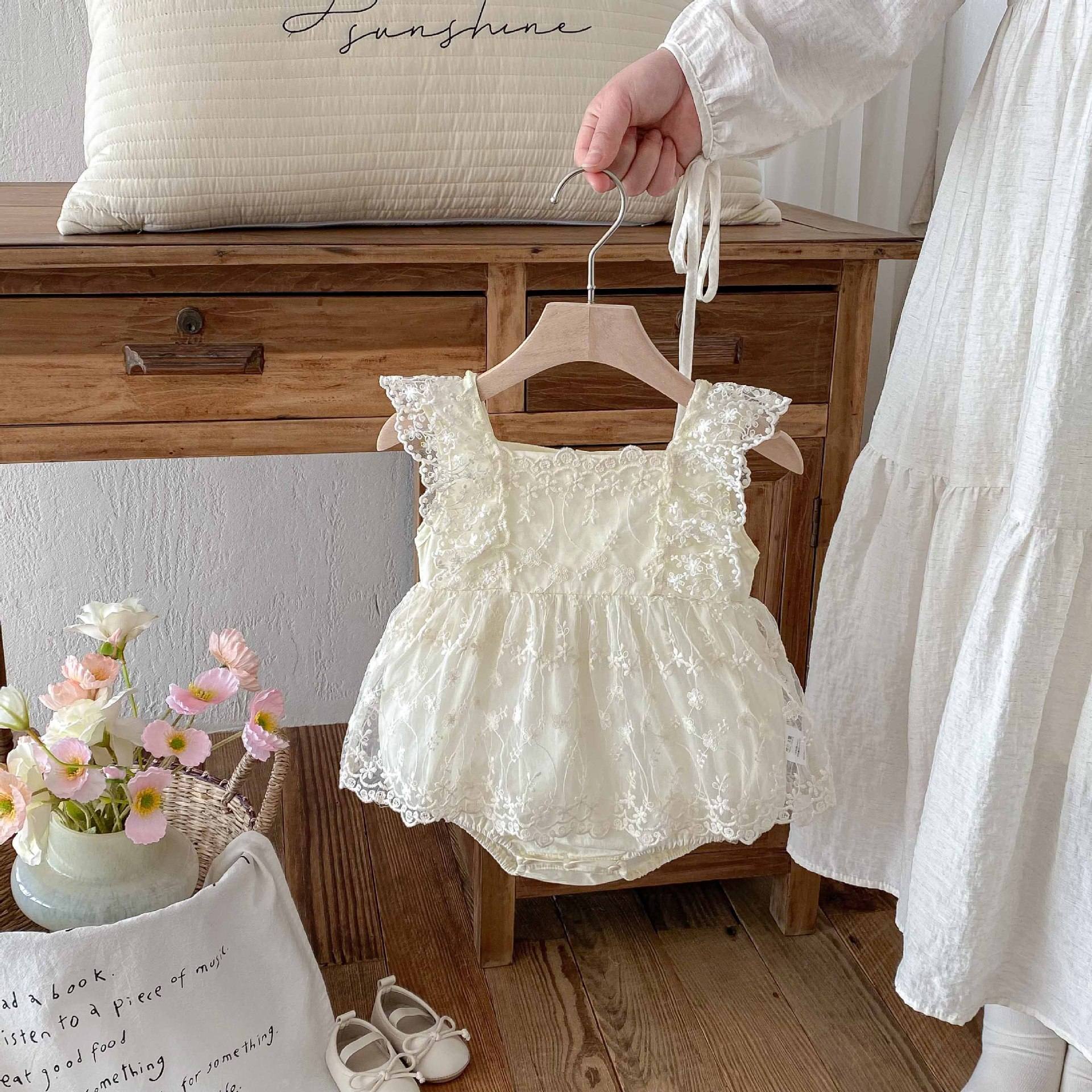 生成りレースロンパース