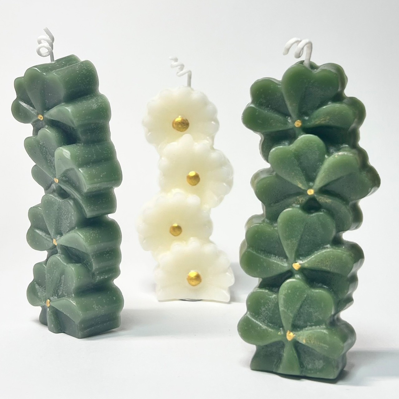 可愛らしいのゴールド白い花 アロマキャンドル