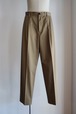 universal products. " ONE TUCK CHINO TROUSERS (Camel)"