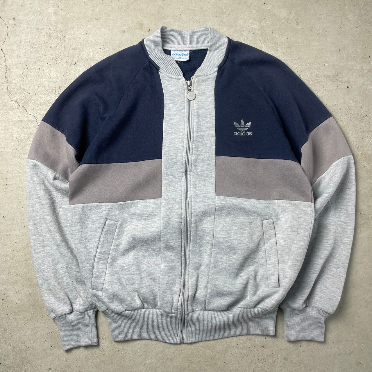 80年代 adidas アディダス スウェット トラックジャケット レディースM 古着 80s ヴィンテージ VINTAGE トレフォイルロゴ 刺繍  ネイビー グレー 紺色 灰色【ジャージ・トラックジャケット】/グレー | cave 古着屋【公式】古着通販サイト