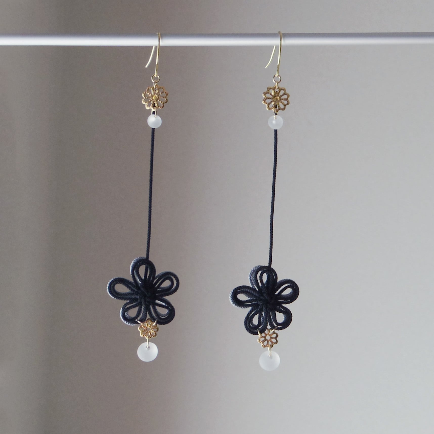 【新作】ピアス「囁ふくら」(黒×グレー)