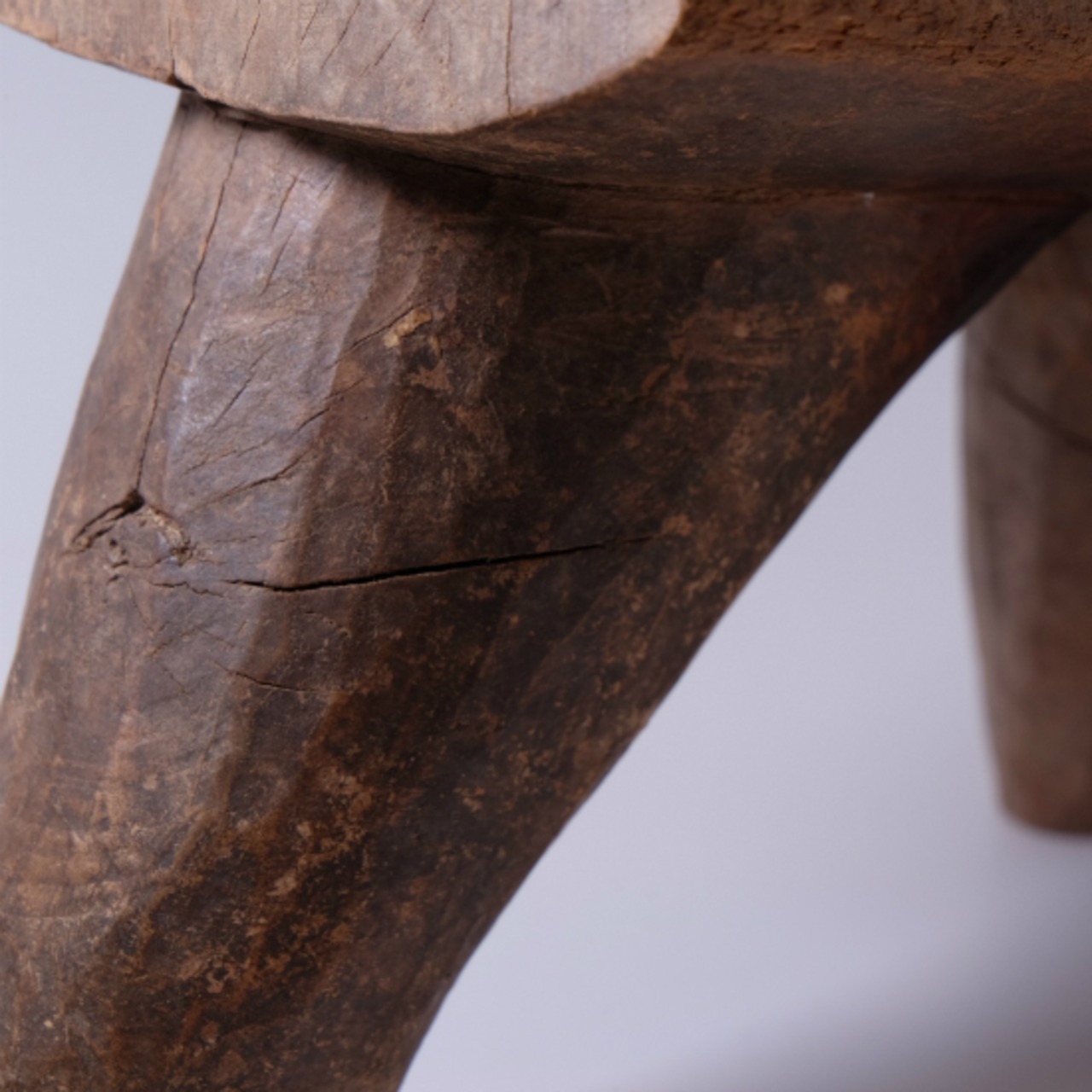 ロビ族　頭像が彫られた儀式用の椅子　F5035