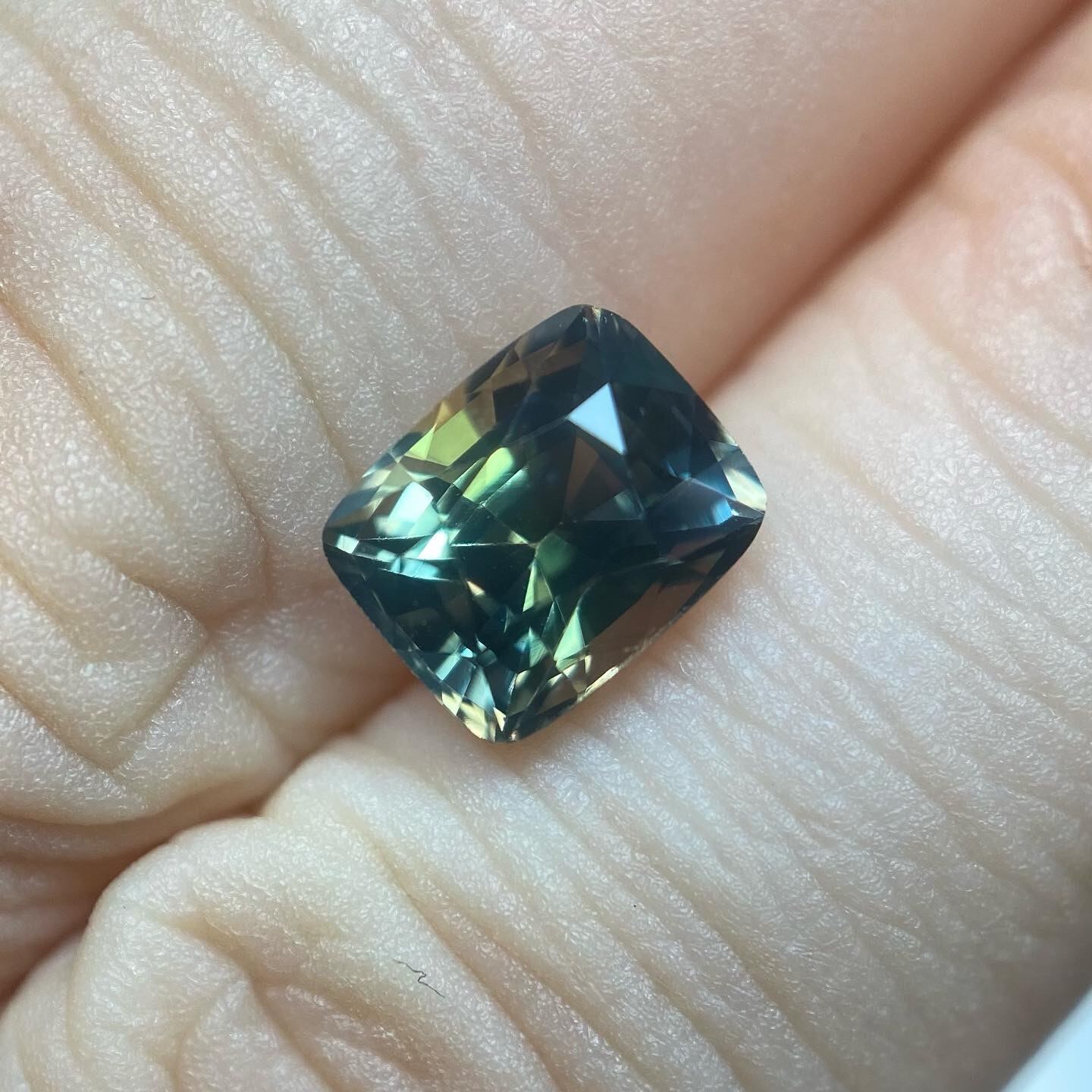 日夜を表したサファイア