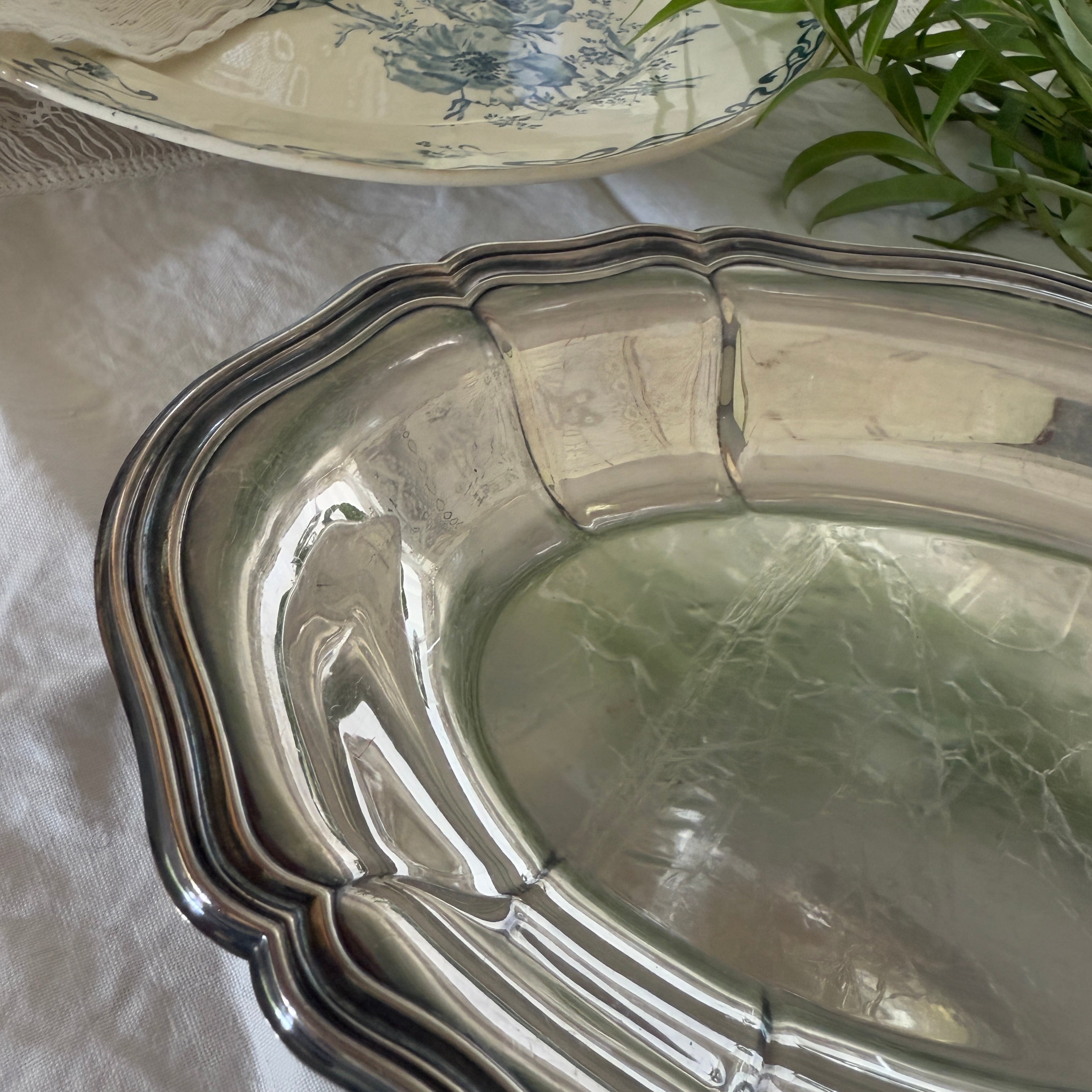 French Vintage Metal Oval Plate With A Bautiful Floral Rim/花リム