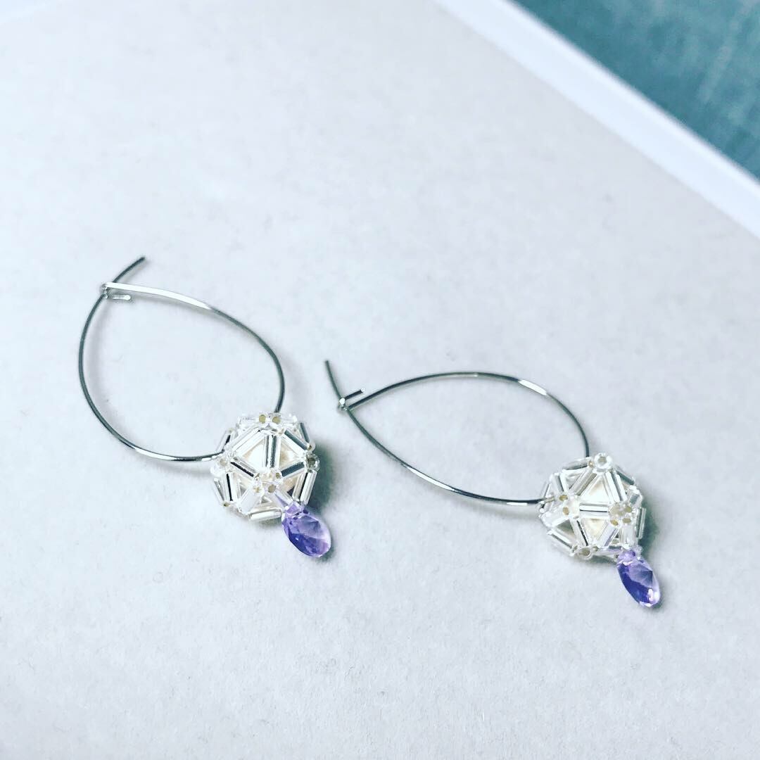 0052:アメジストパープルのスワロフスキーとコットンパールのピアス