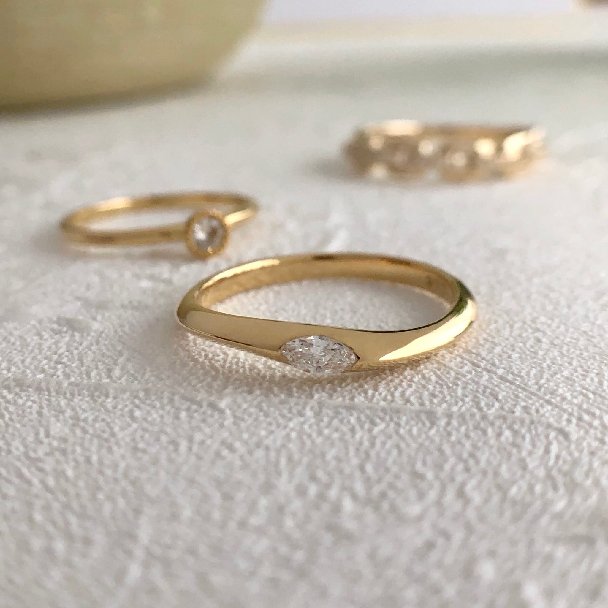 マーキスカットダイヤモンド ウエーブ ピンキーリング 0.06ct K18