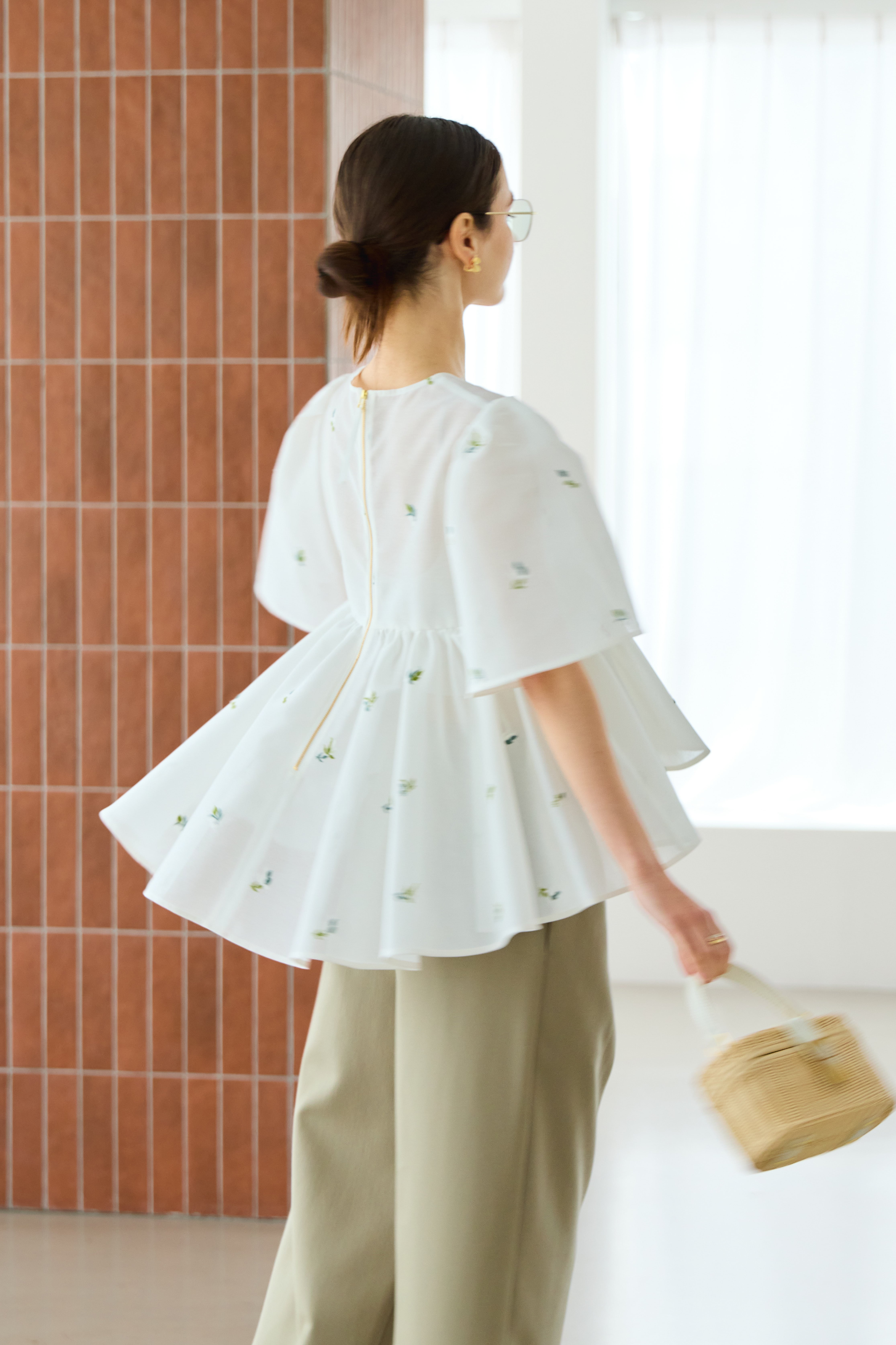 【美品】Bluelea Bellsleeve embroidery blouse Bell sleeve embroidery blouse | Bluelea