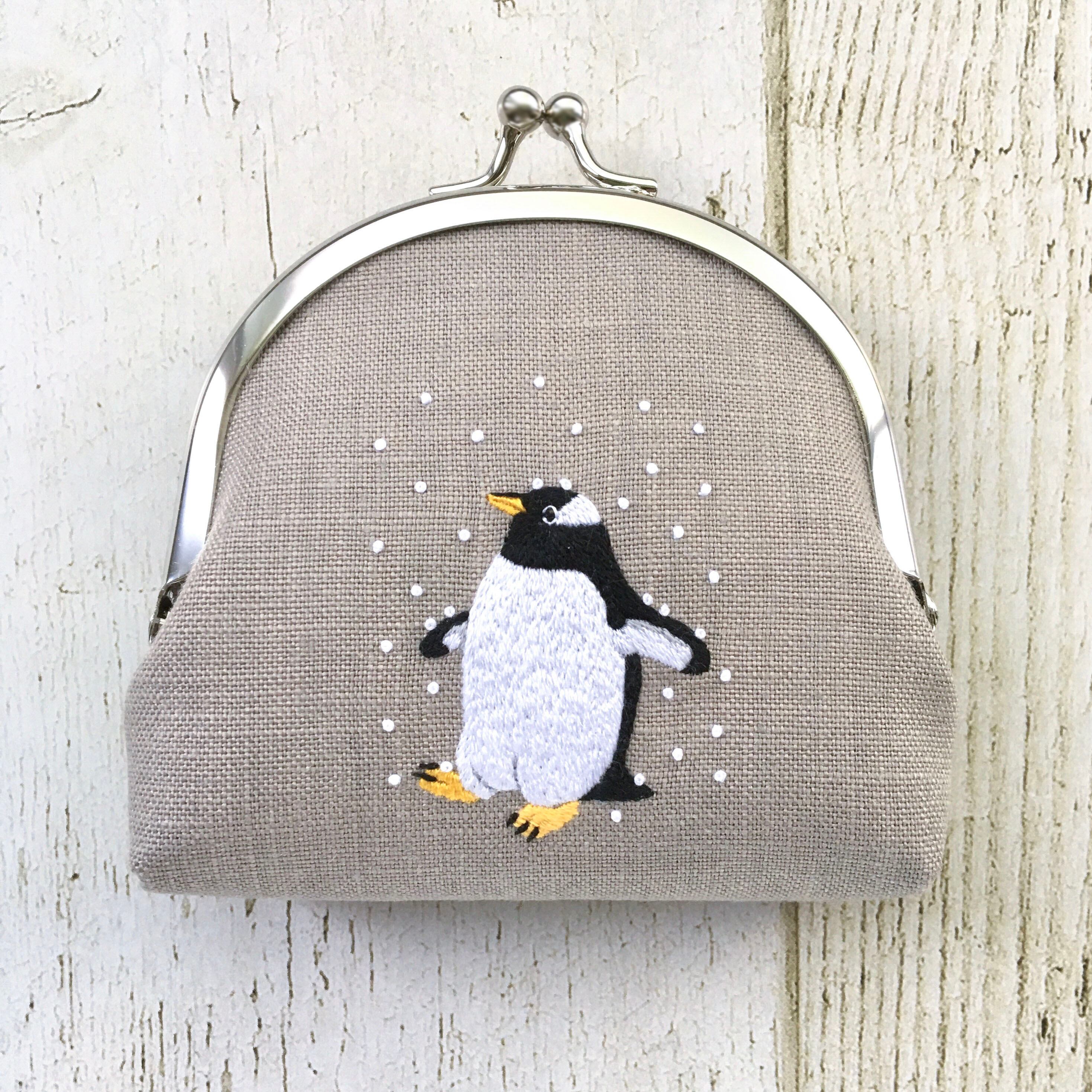 雪降るジェンツーペンギンの刺繍がま口 | いきもの刺繍 Nunomushi