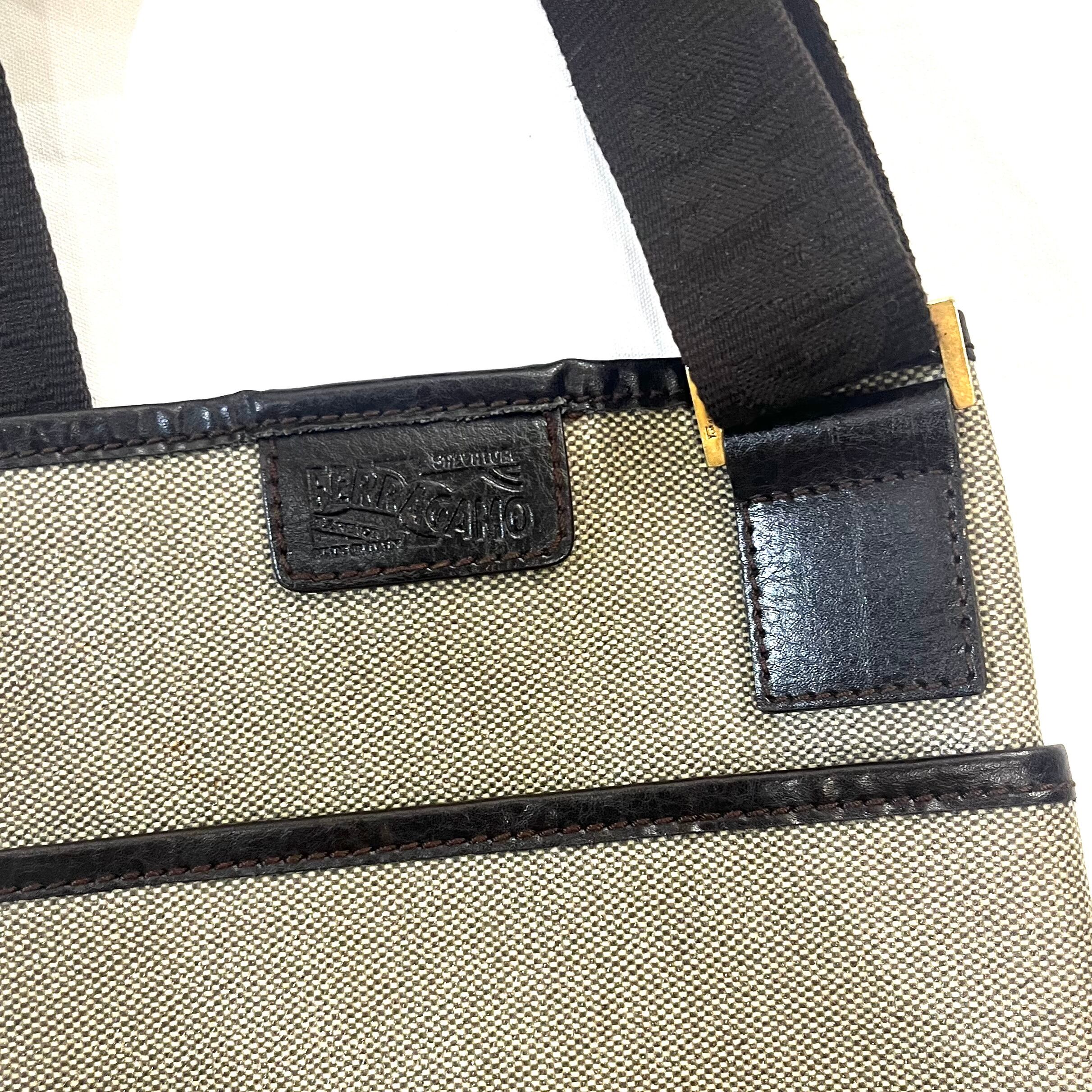 Salvatore Ferragamo】2575 ブラウン系 PVCショルダーバッグ 縦型