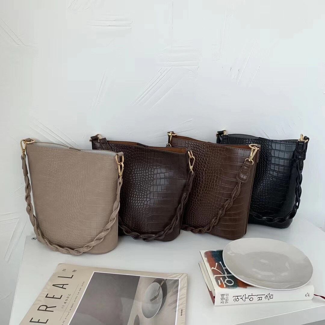 ツイストハンドルバッグ