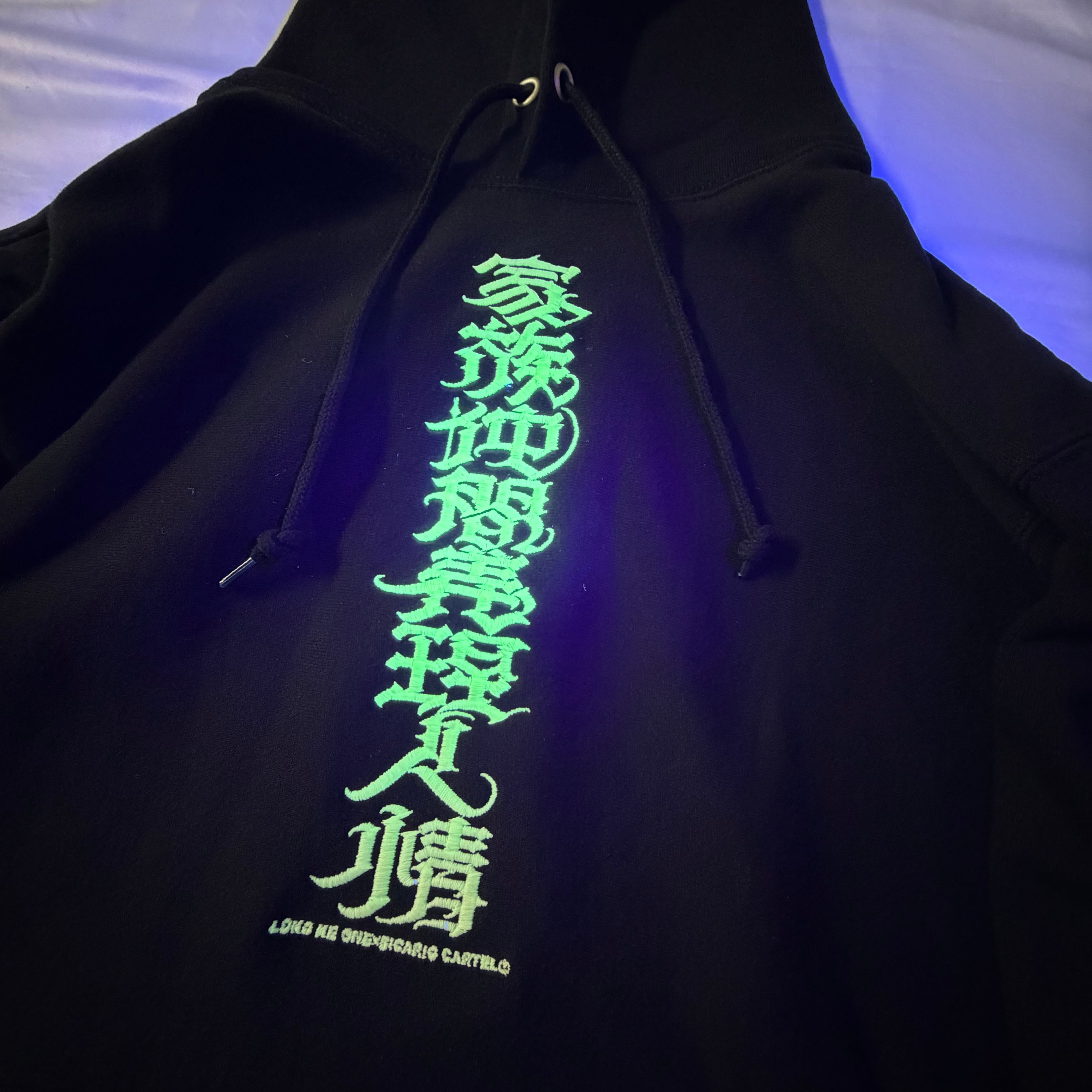 刺繍】家族仲間義理人情 12OZ HOODIE 黒×白蓄光 | SICARIO CARTEL