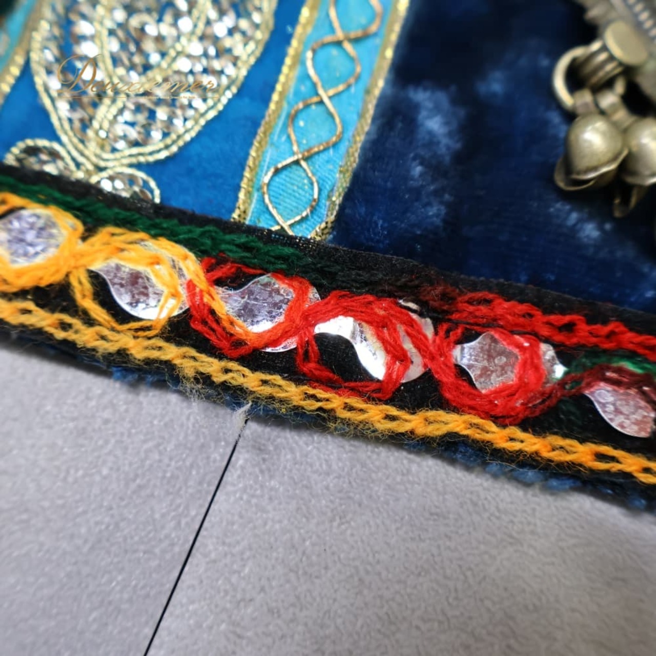 ベリーダンス 衣装 上下セット トライバル ブルー系 トップス スカート ベルト 青 金 黒 緑 装飾 豪華 刺繍 華やか ダンス衣装 イベント ステージ ゴールド系 グリーン系 ピンク系 ブラック系 レッド系 オレンジ系 スリット かわいい