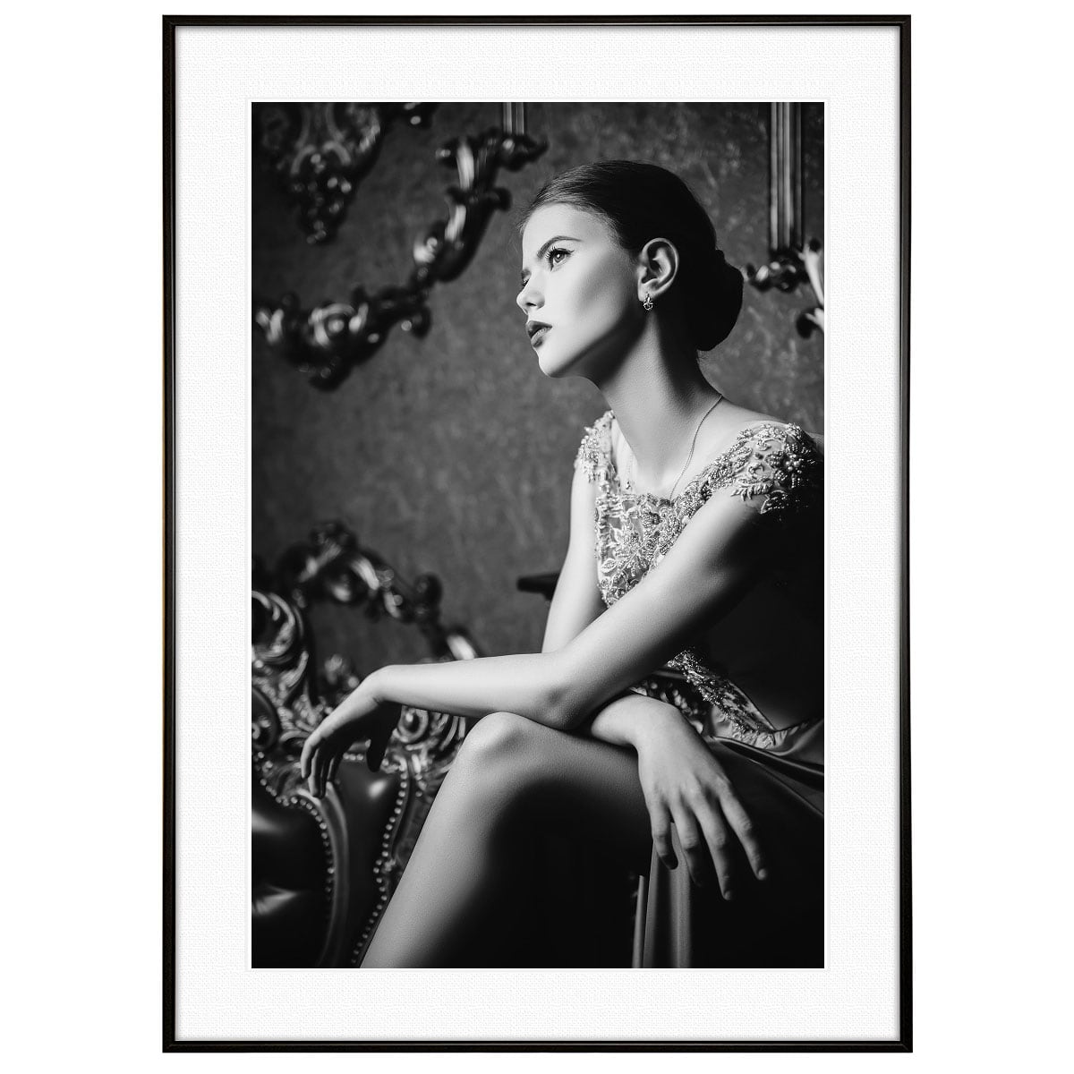 人物写真 椅子に座って窓の外を見る女性 インテリアモノクロアート