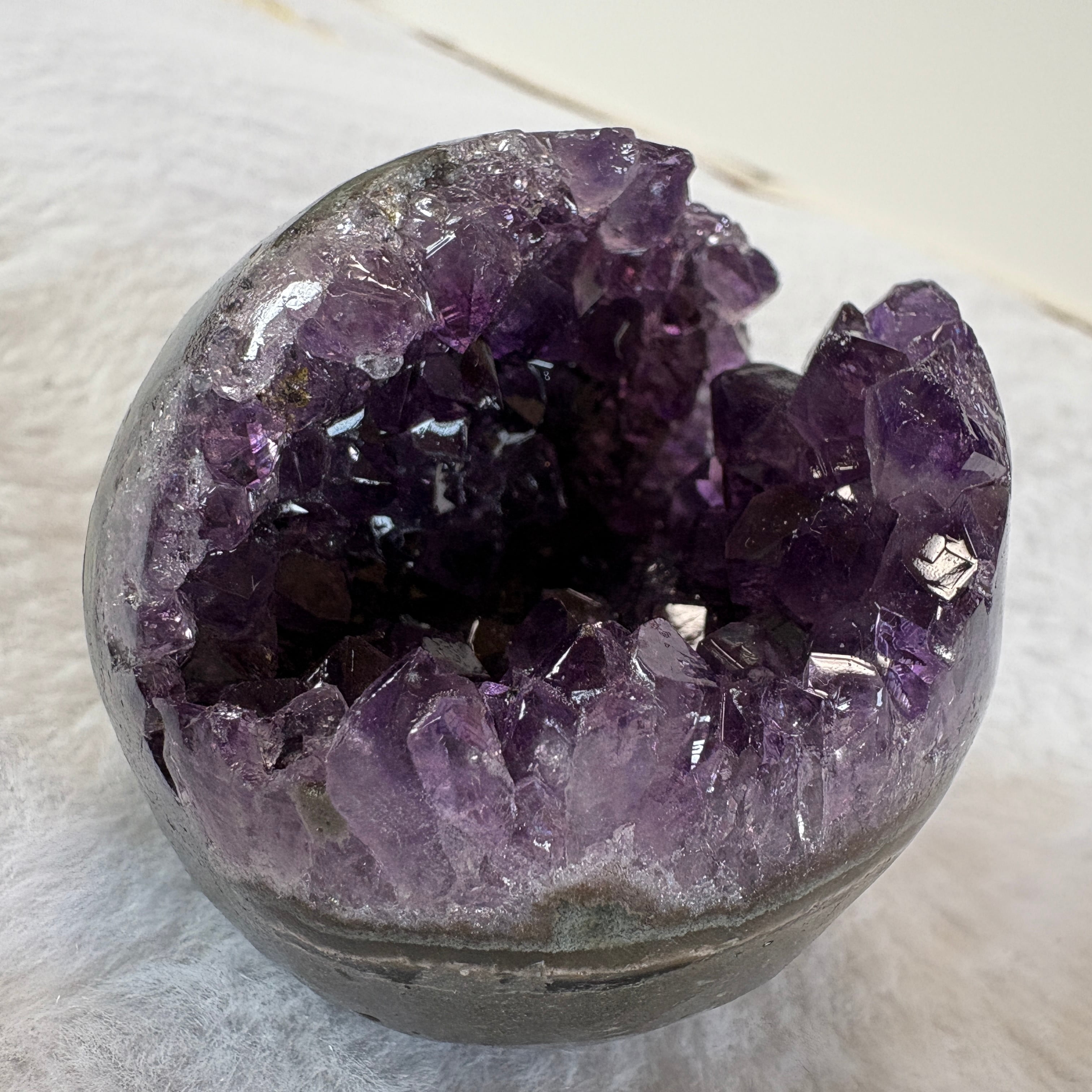 ②ウルグアイ産 アメジスト笑口 原石|直径約5.0cm・134g|深紫色結晶