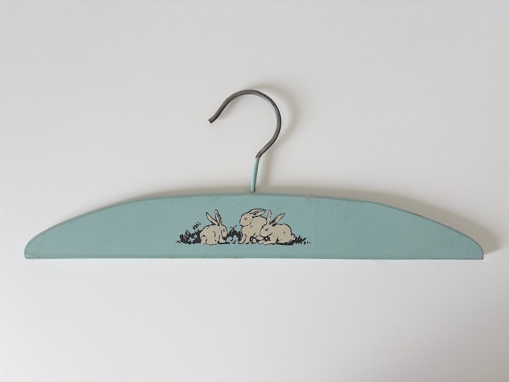 【FRANCE】子供服用のハンガー「草を喰む3匹のうさぎ」 / "Three Rabbits Grazing" Children's Clothing Hanger