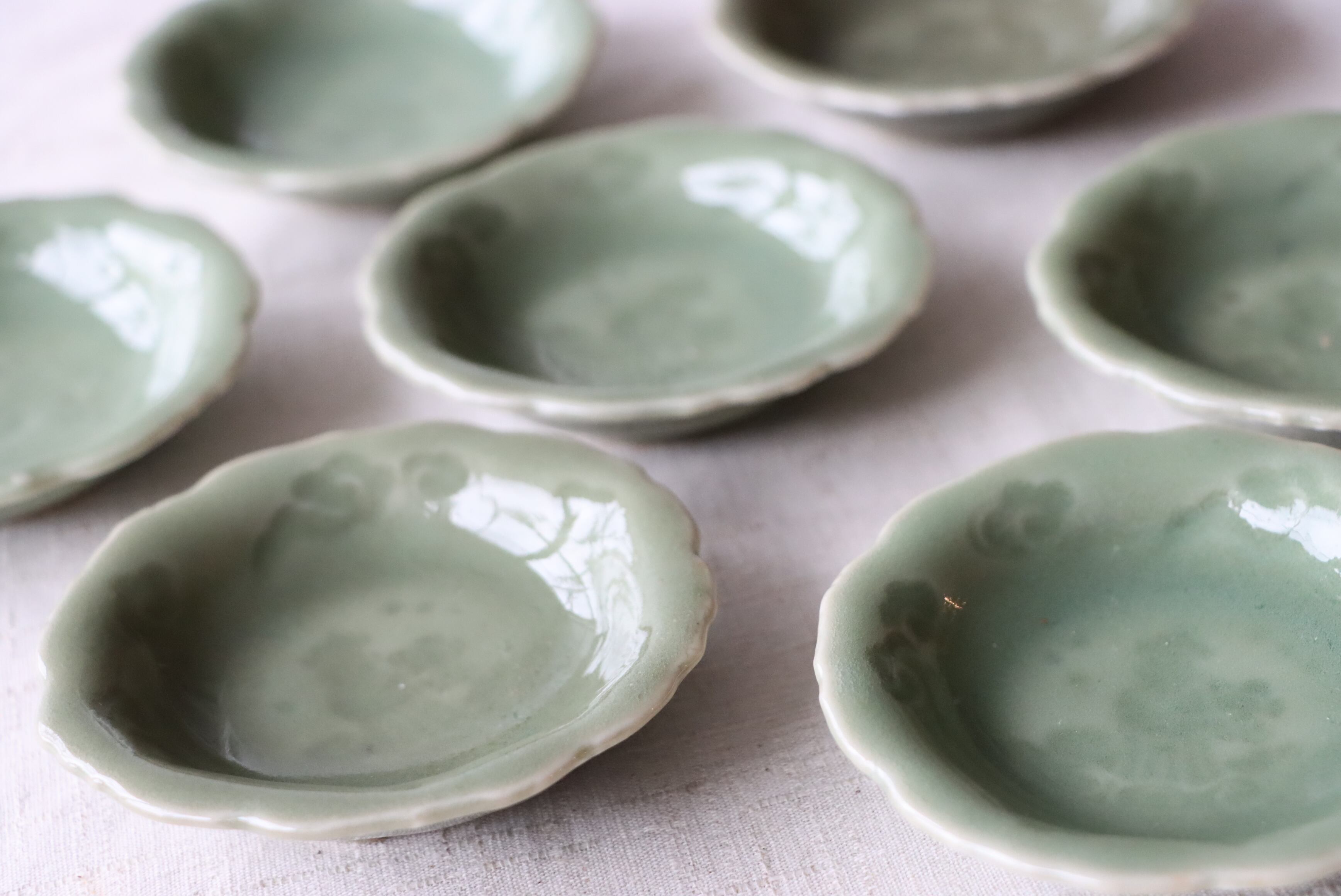 三田青磁 人物文 小皿/Celadon small plate | (有)新原美術