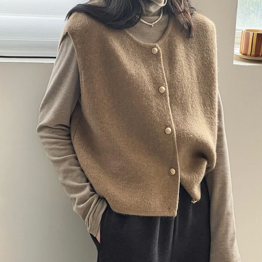 gold button round neck knit vest m0115