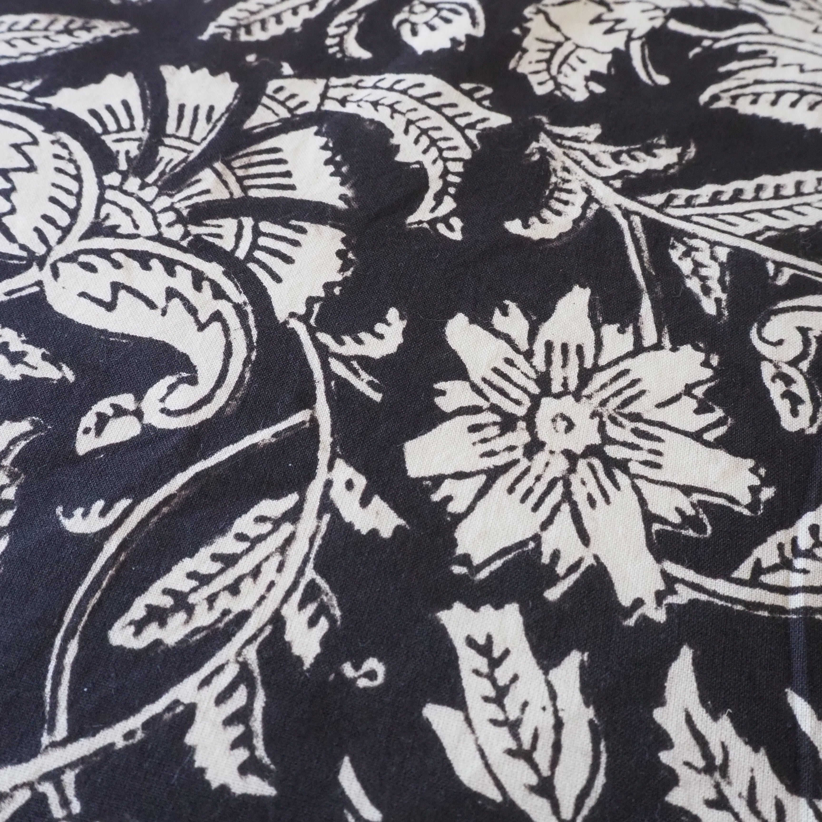 ブロックプリント生地【50cm単位】インド綿 花柄 黒 #15210-BK1
