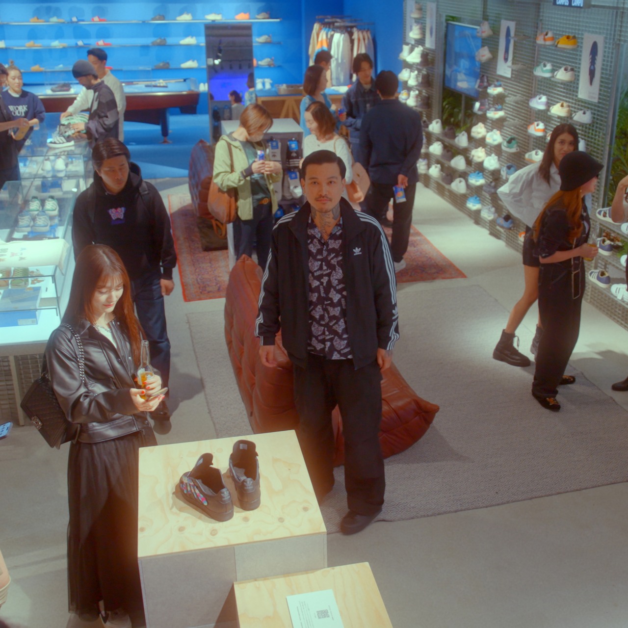 蛾虎刺繍パーカー