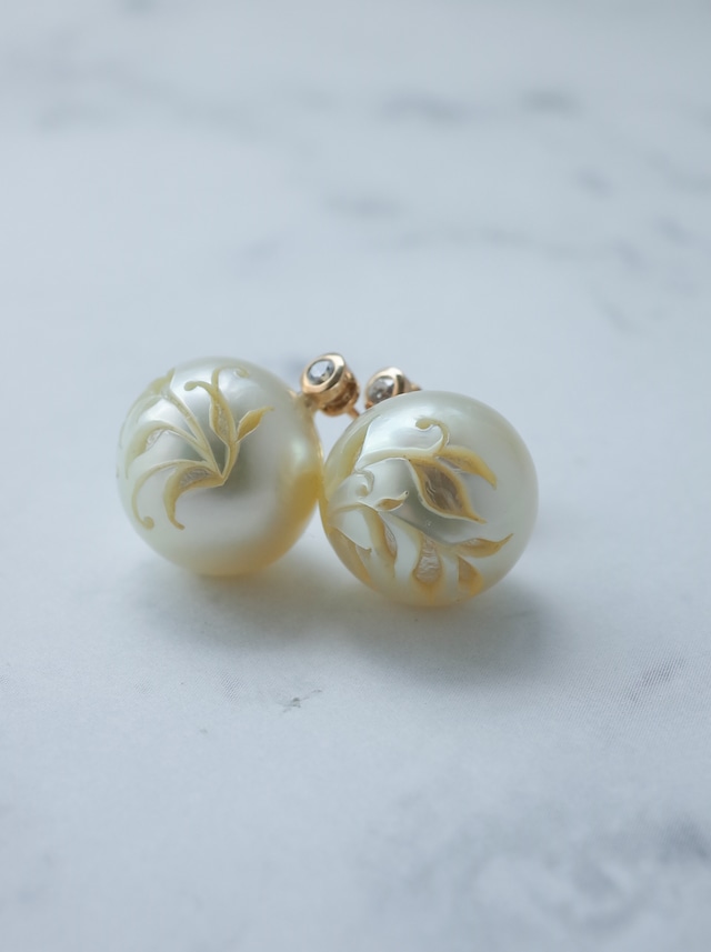 Carving Pearl Stud Earrings - Arabesque