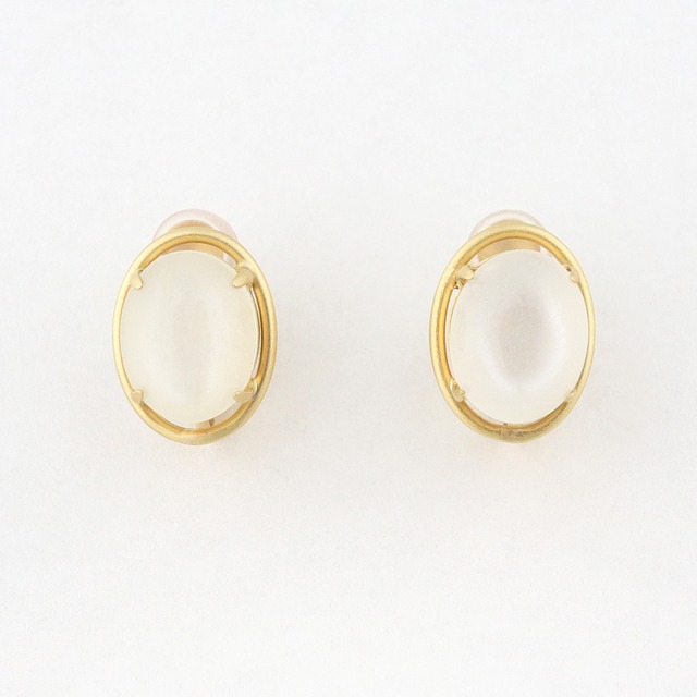 Oval moonstone earring