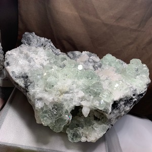 1点物！大家族ハリーが住みついている原石・大型フローライト原石クラスター