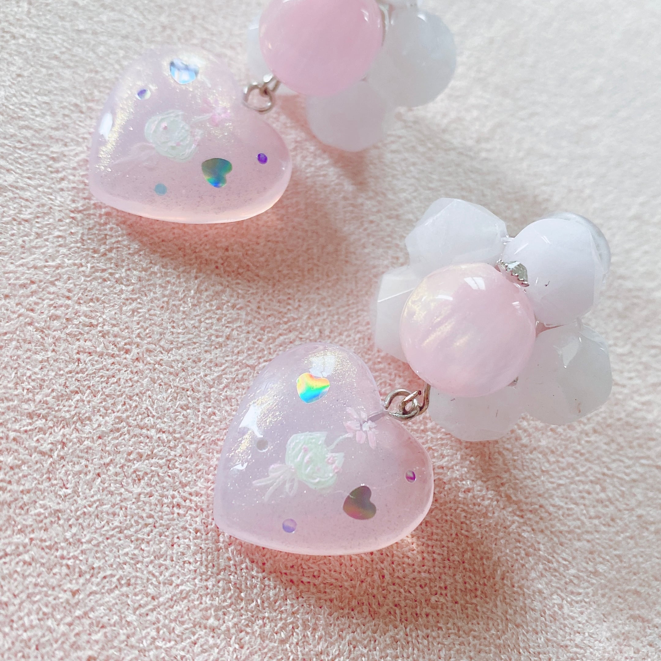 My Little Kittie ꙳ 天然石×handpaint 耳飾り (ホワイト系)