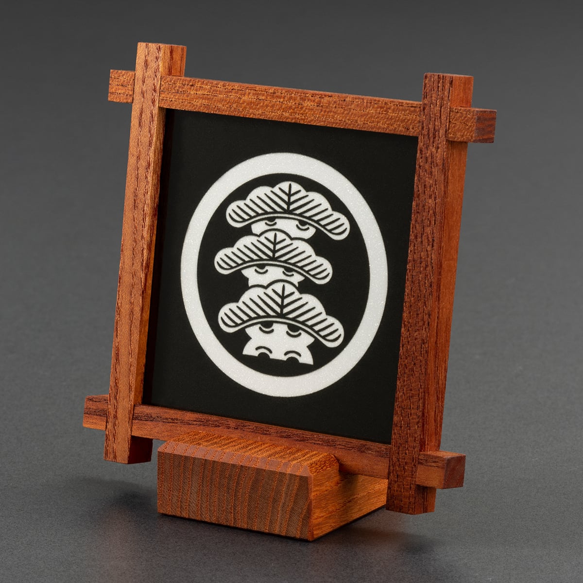 丸に左三階松］組子細工の家紋パネル | 能登もの