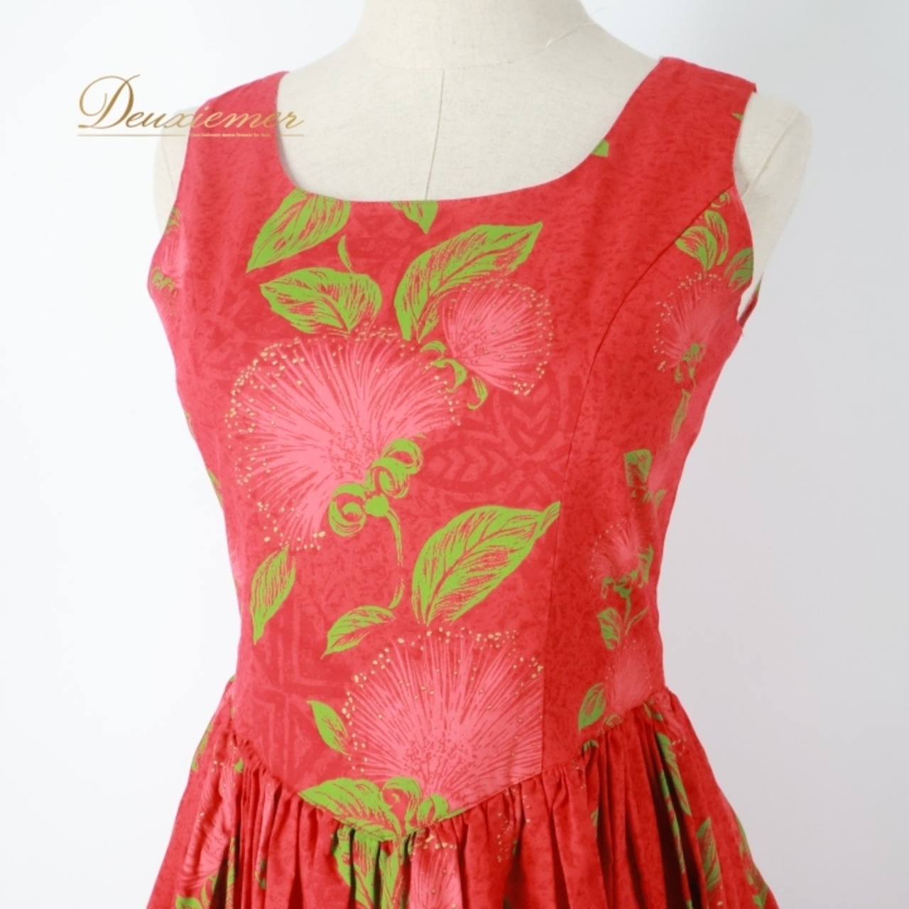 フラダンス 衣装 ワンピース ドレス レッド系 ハワイアンプリント 植物柄 花柄 フラワープリント グリーン系 赤 黄緑 ノースリーブ フリル フラ ダンス レッスン 練習 アロハ 華やか 鮮やか かわいい おしゃれ 大人っぽい 上品 フレア スカート カジュアル リゾート