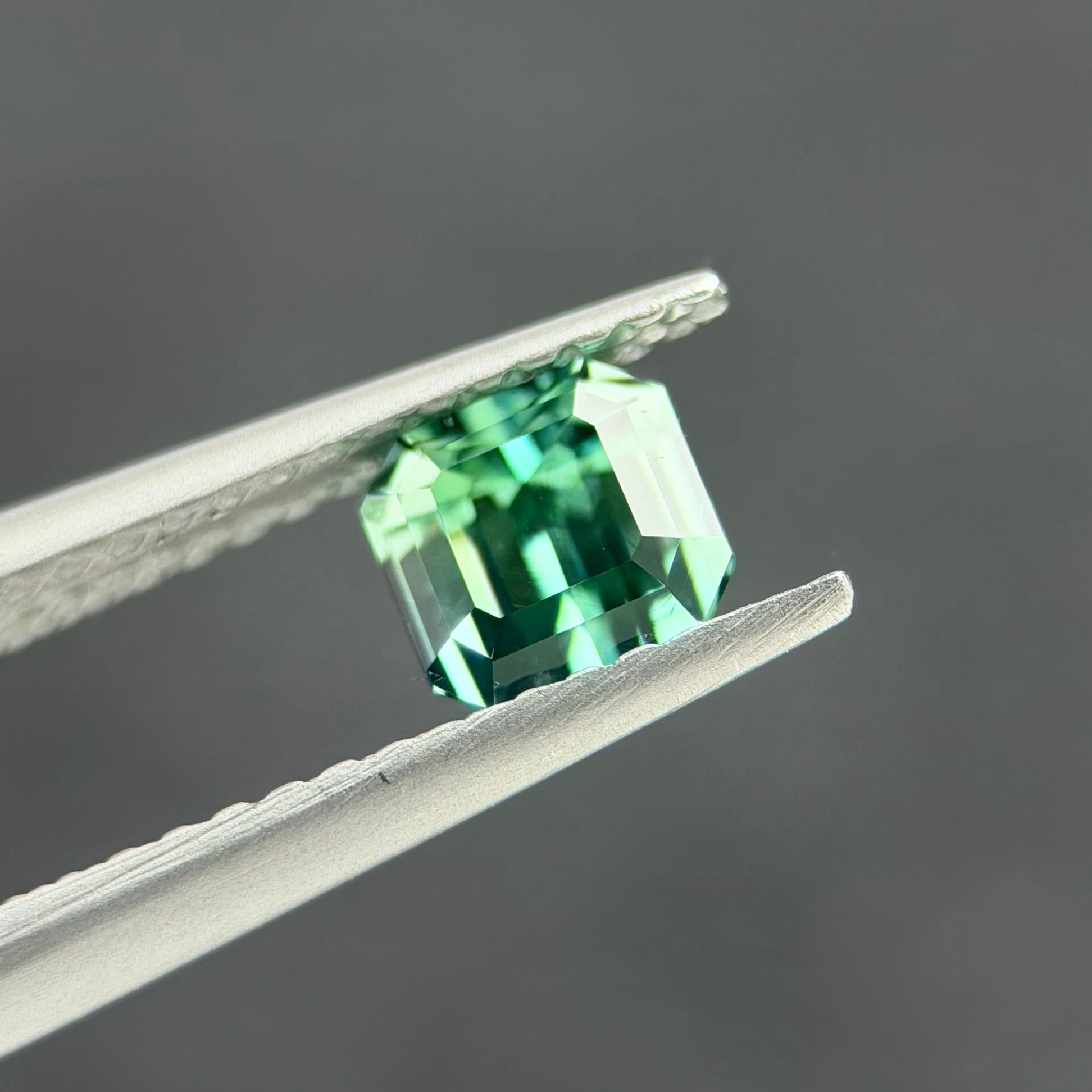 シーフォームグリーントルマリン 4.9x4.8mm, 0.75ct, アフガニスタン産