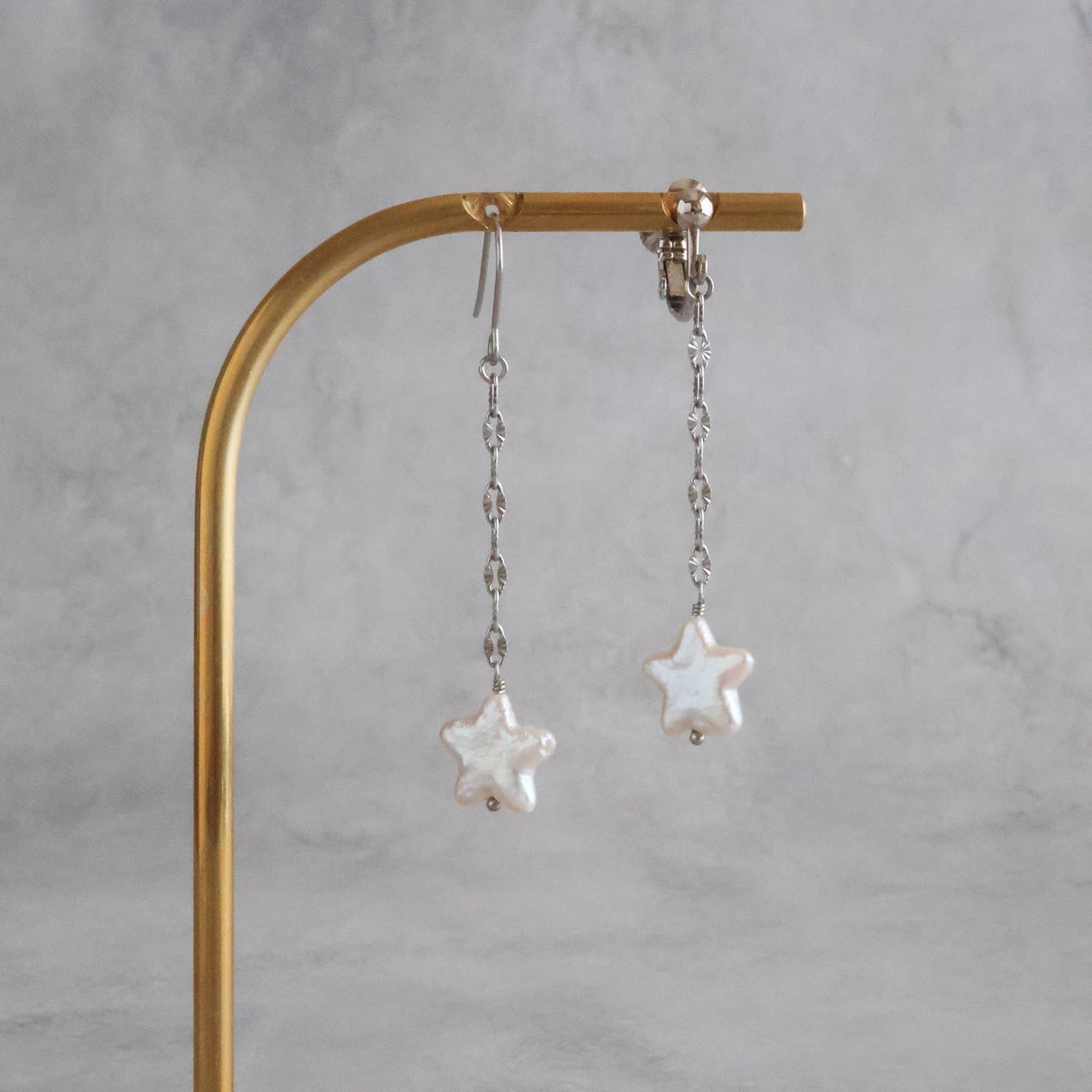 箒星－星形淡水パール×ステンレスチェーンの揺れるイヤリング（ピアス