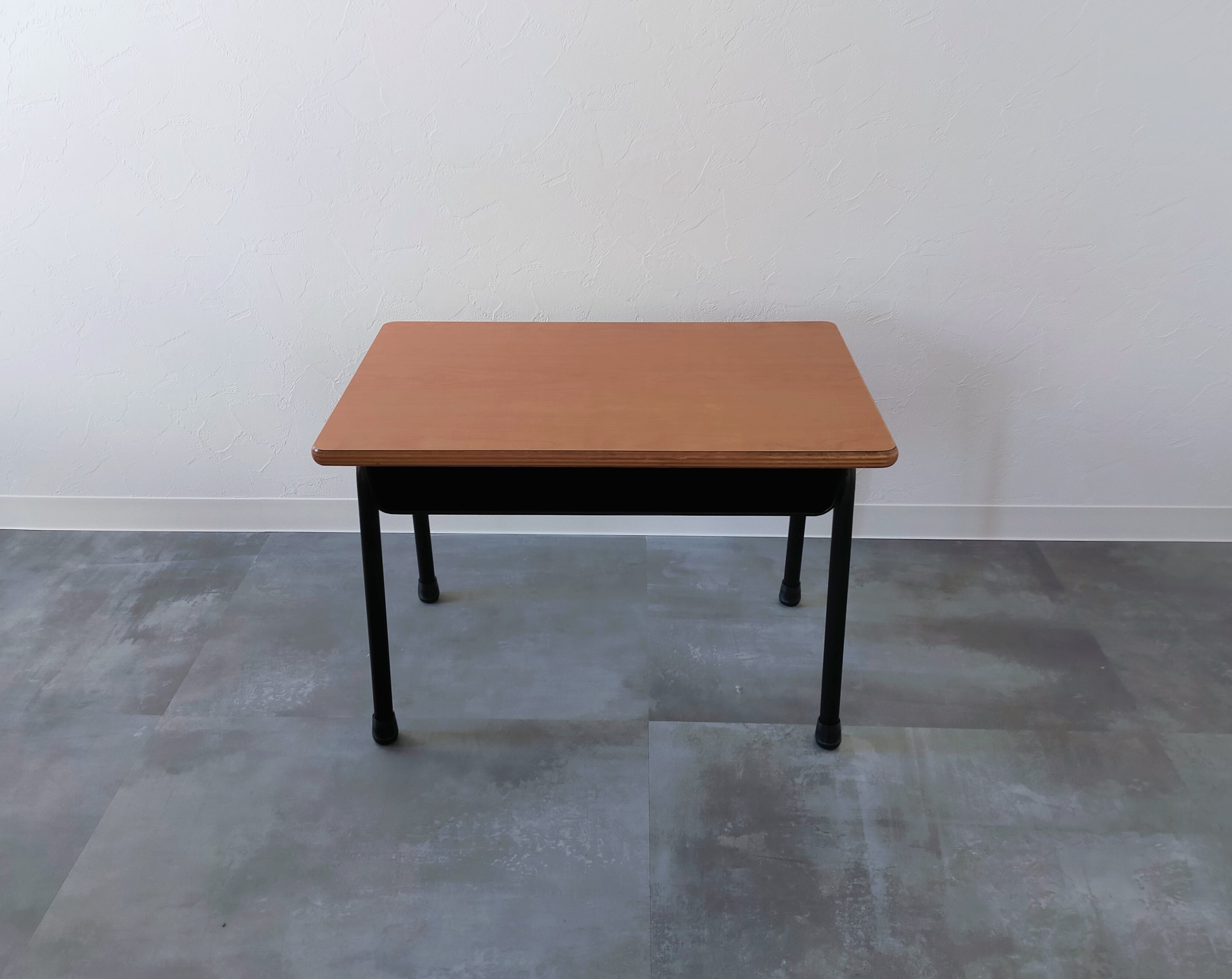 あの頃にタイムスリップ？懐かしさ溢れるローテーブル（学校机