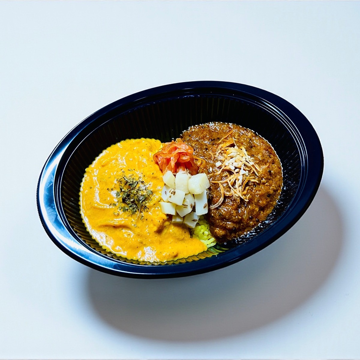 【ライス増し】出汁キーマカレーと濃厚バターチキンカレーの合いがけ2種盛りの外観