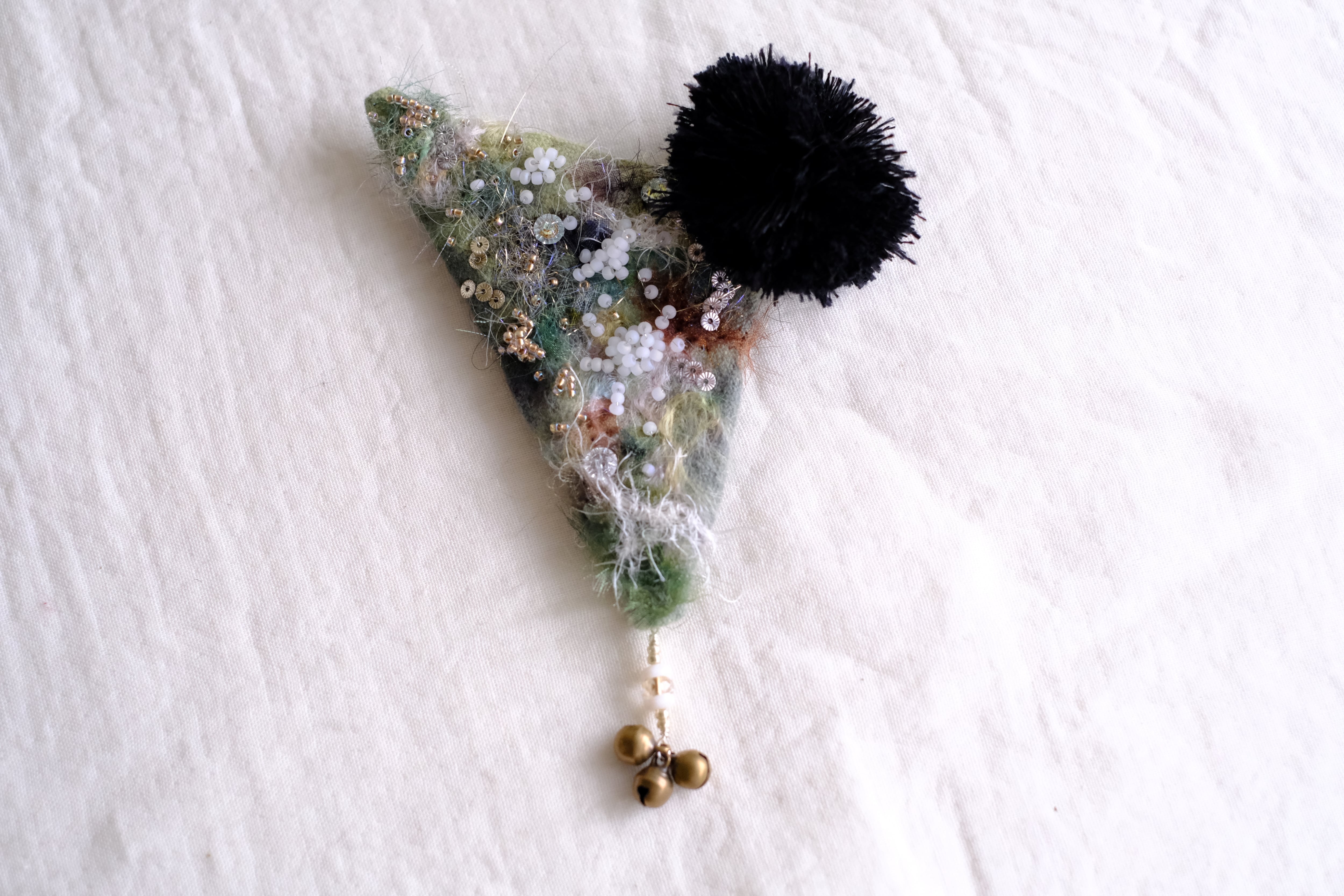 ブローチ　a-0827