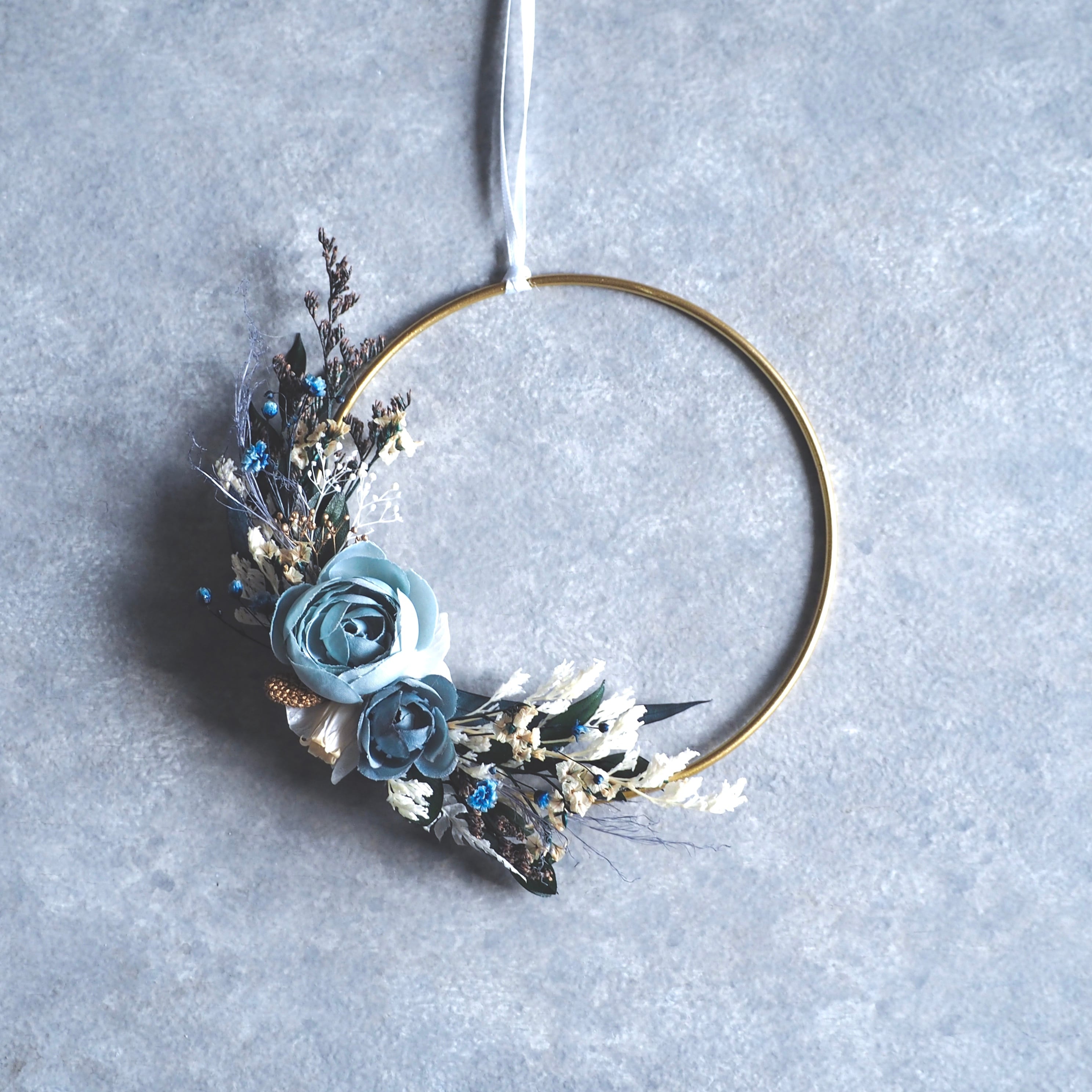 ❃ブルーからホワイトへの三日月リース〜 静かな時間に寄り添う三日月リース【Grey/Blue】 | 花のインテリア工房