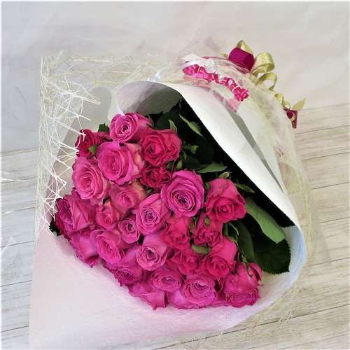 結婚30周年（真珠婚式）を祝い奥様に贈るビンクの薔薇30本の花束です。