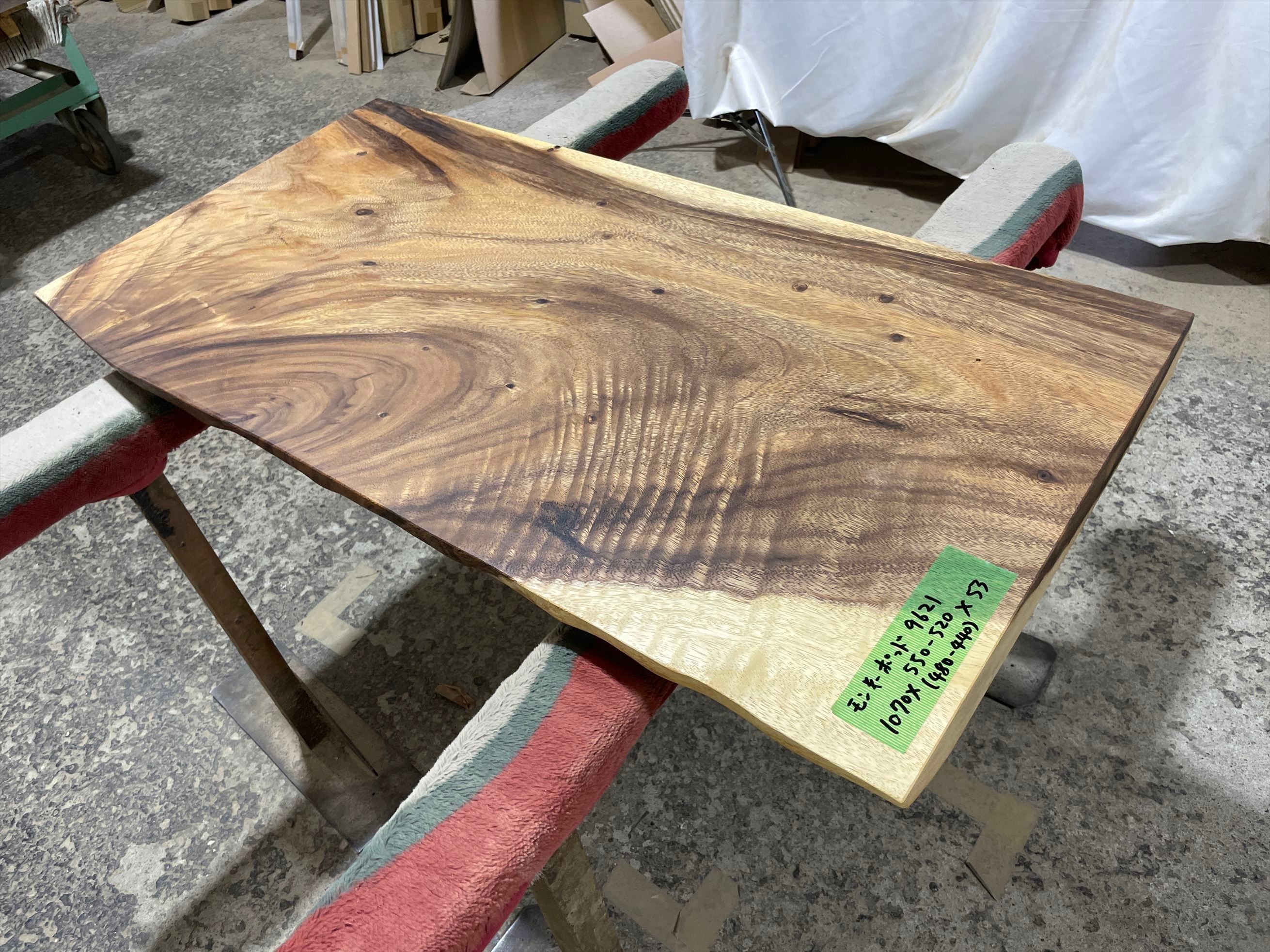 モンキーポッド9621 一枚板無垢 乾燥材 1070x550-520x53mm カウンター センターテーブル ダイニングテーブル